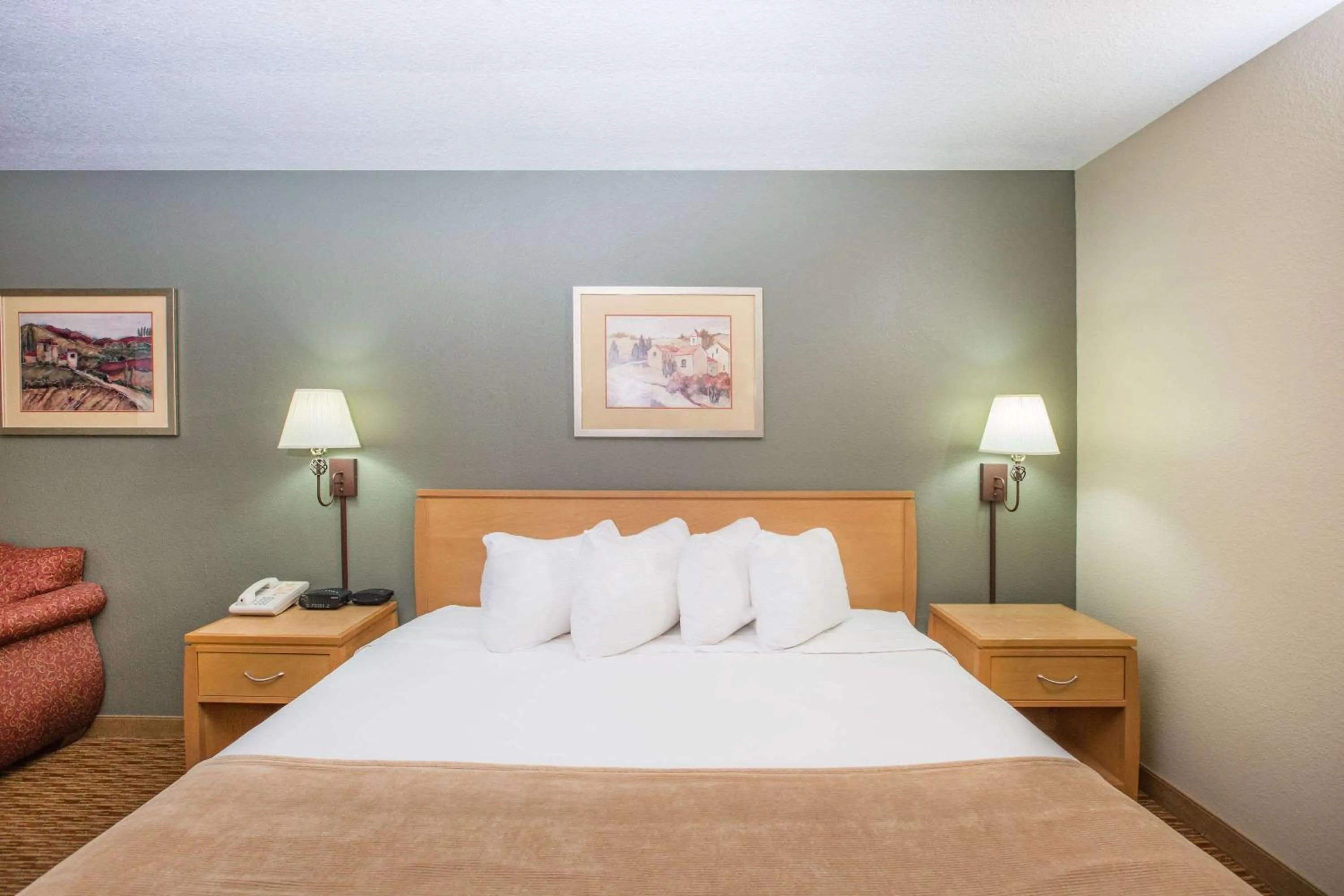 Photo of the whole room, Bed in Ramada by Wyndham Spirit Lake/Okoboji