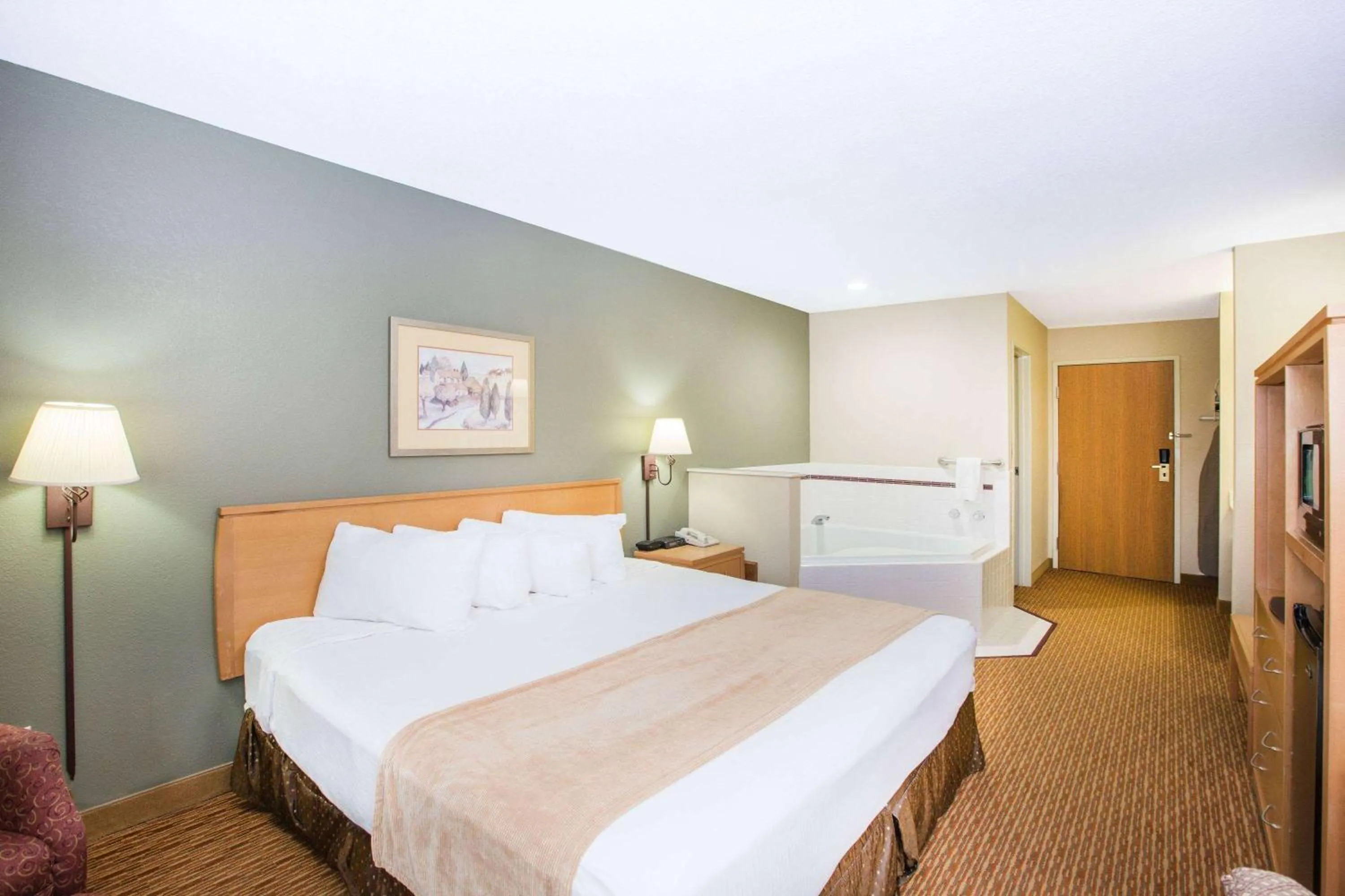 Photo of the whole room, Bed in Ramada by Wyndham Spirit Lake/Okoboji