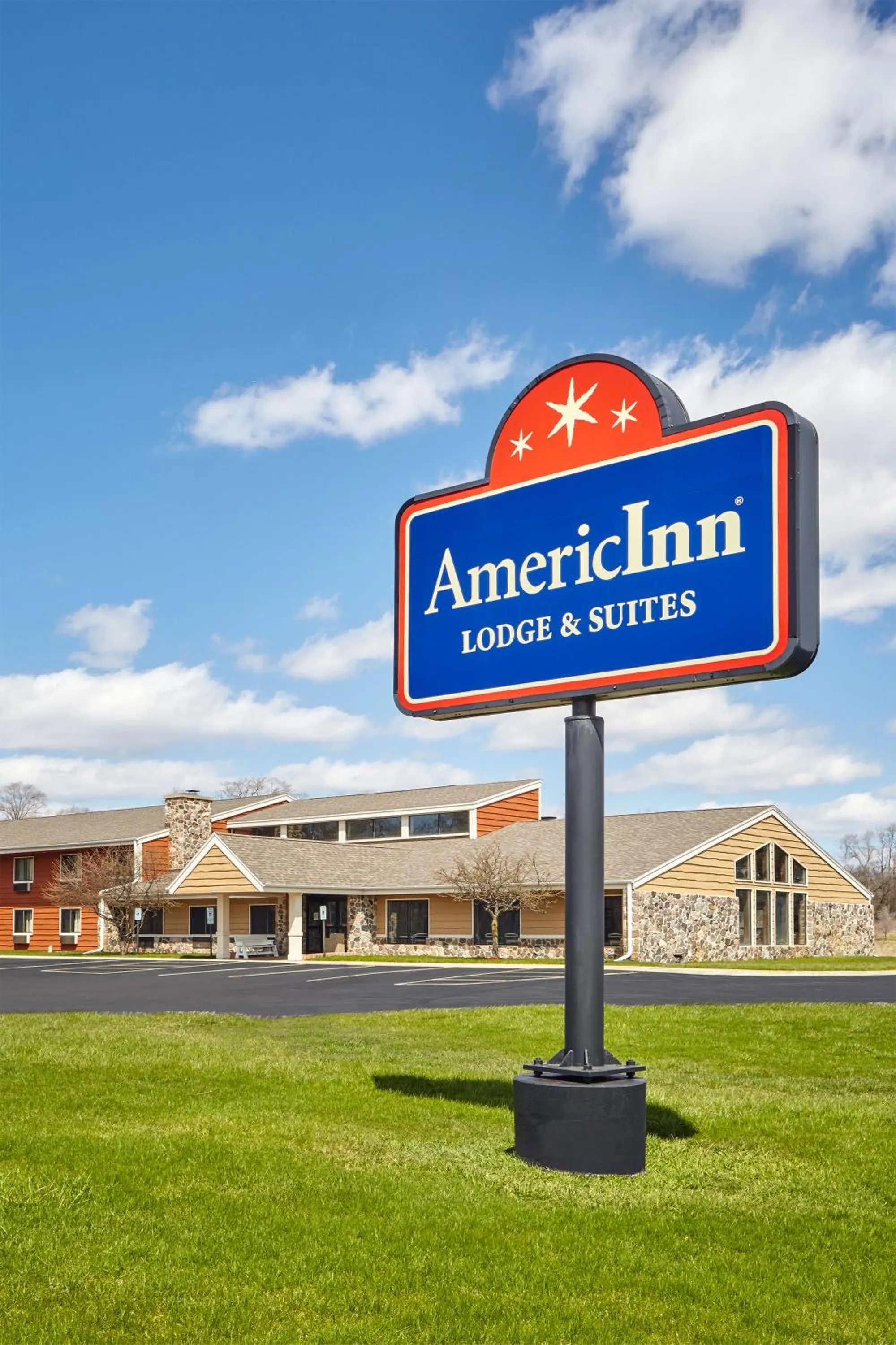 Facade/entrance in AmericInn by Wyndham Burlington