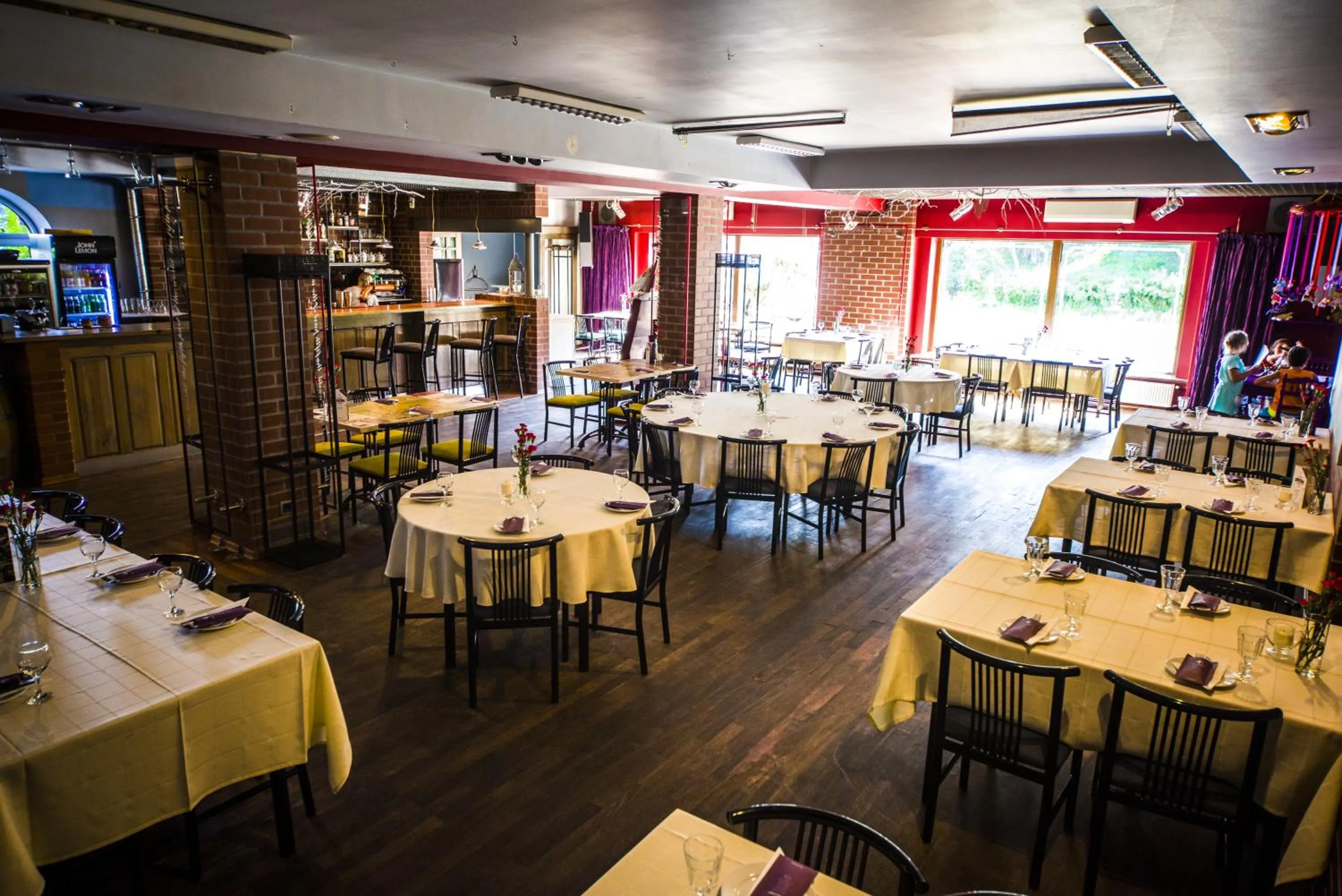 Restaurant/places to eat in Hotel 4