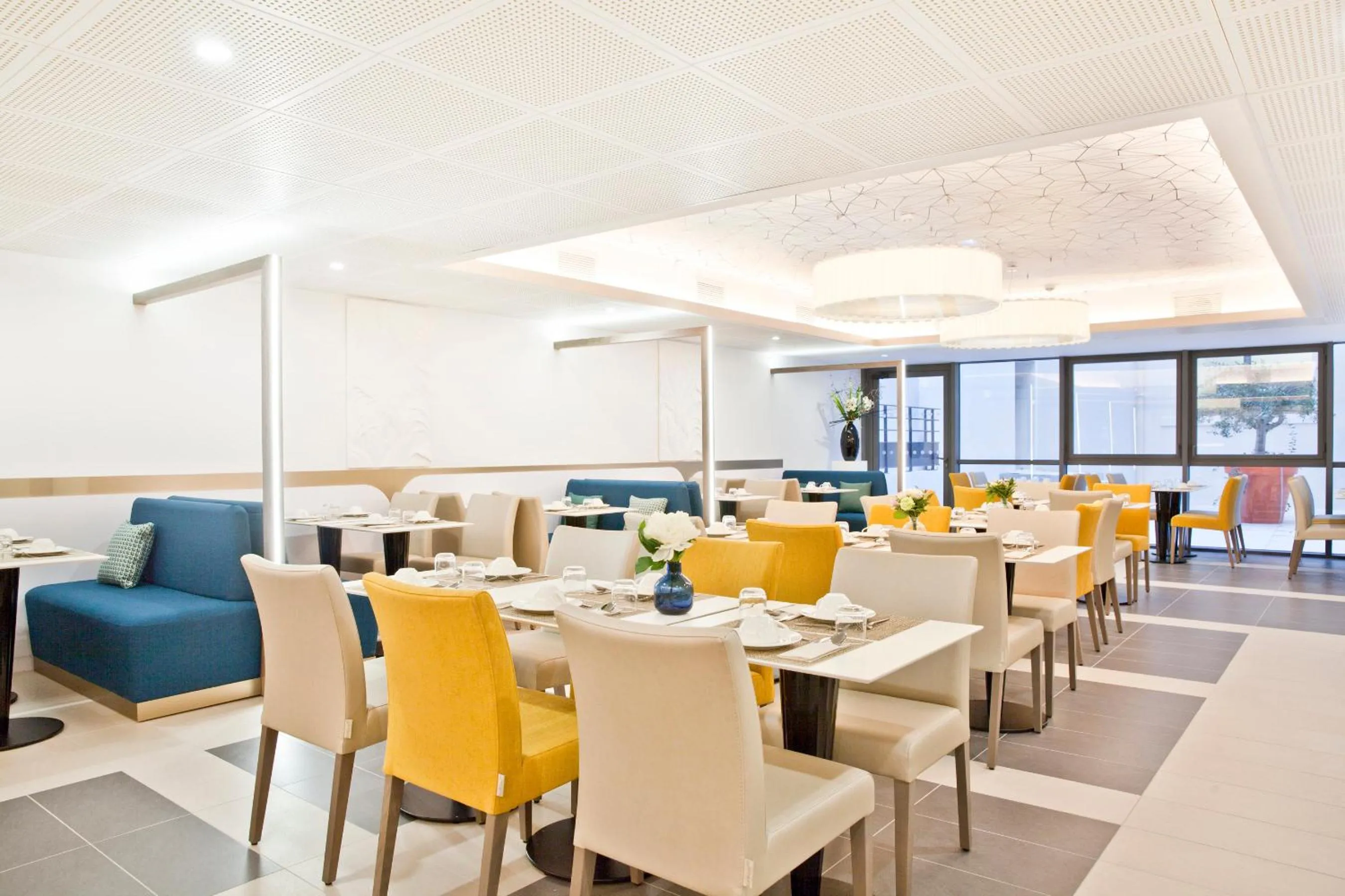 Restaurant/places to eat in Residhome Marseille