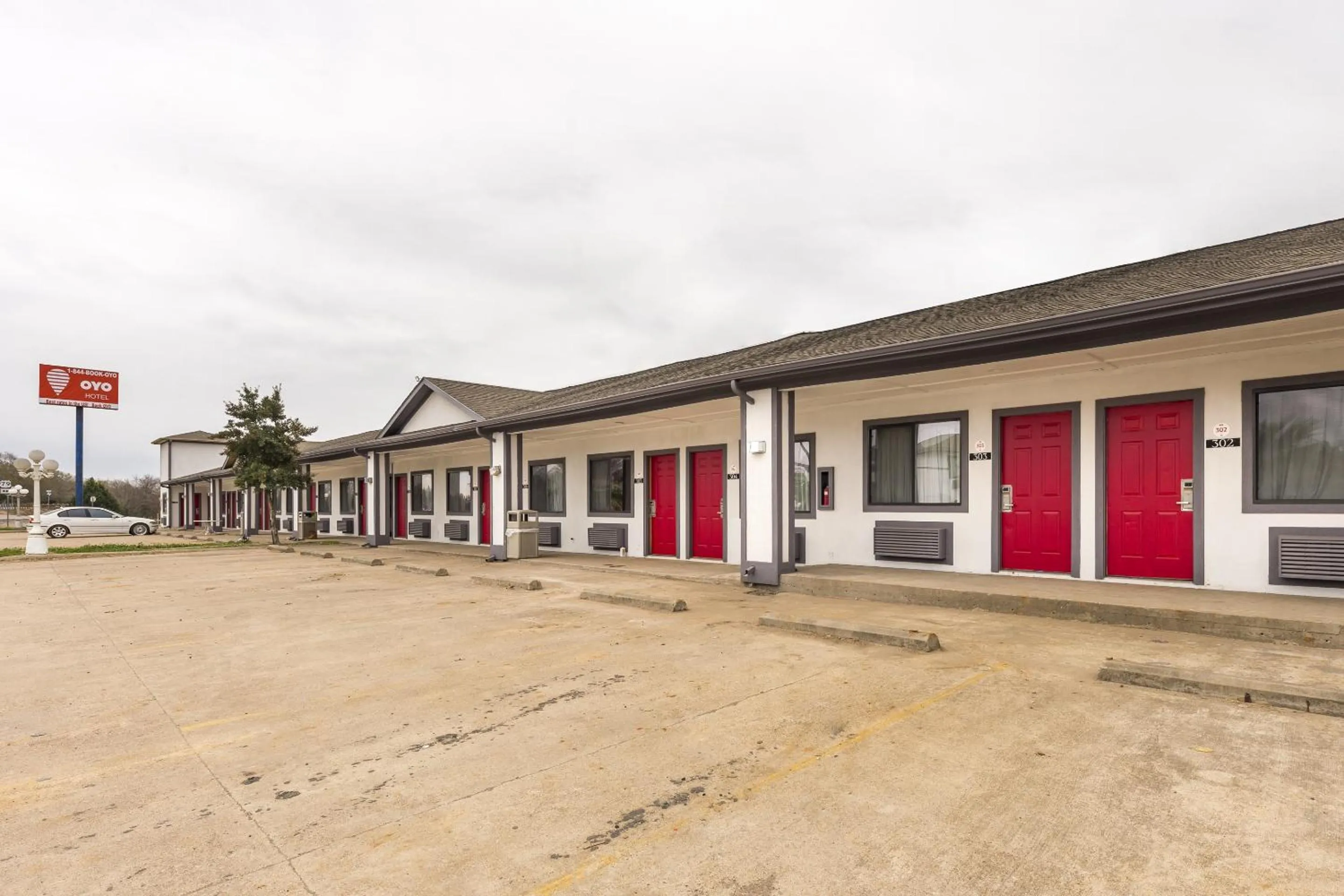 Property building in OYO Hotel Jewett TX Southwest, I-45