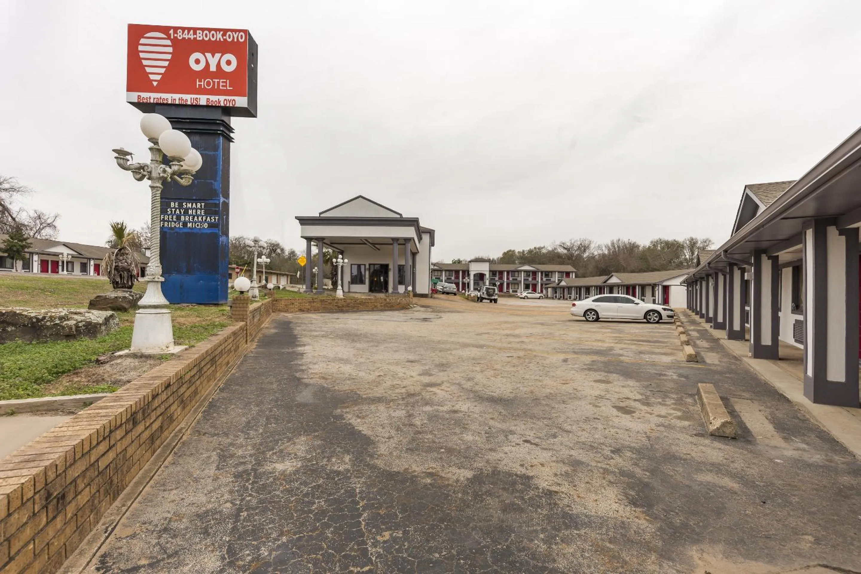 Property building in OYO Hotel Jewett TX Southwest, I-45