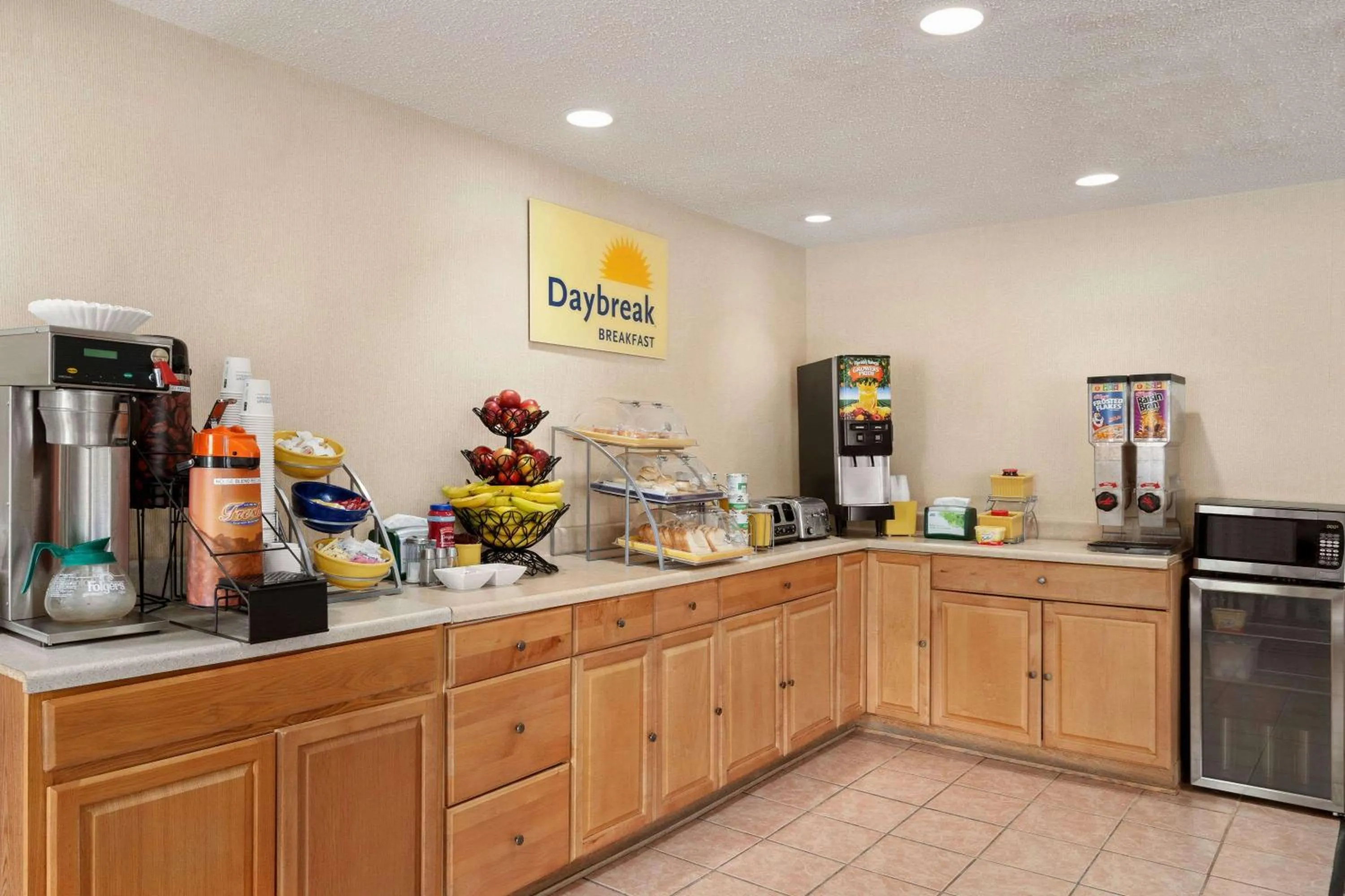 Restaurant/places to eat, Kitchen/Kitchenette in Days Inn by Wyndham Auburn/Finger Lakes Region