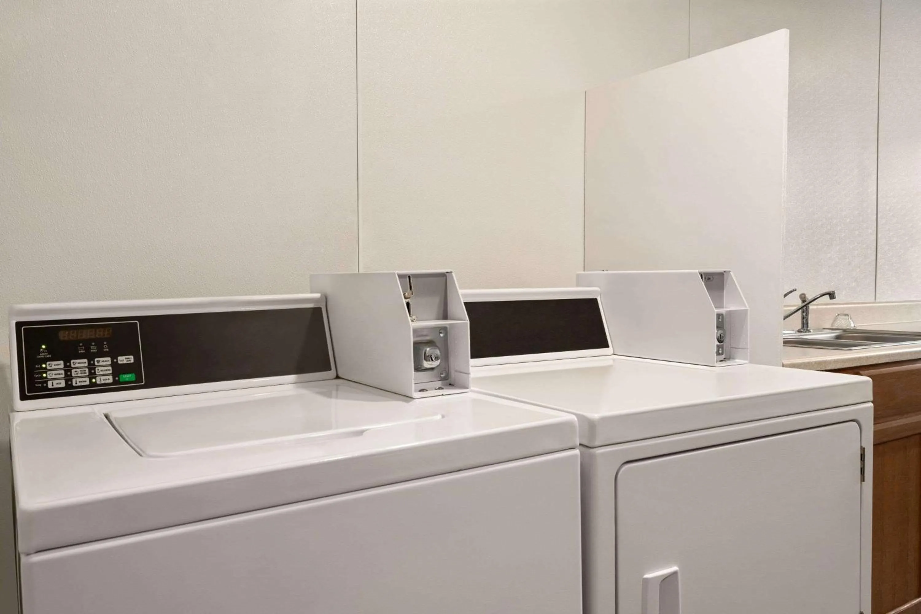 On site, Kitchen/Kitchenette in Days Inn by Wyndham Auburn/Finger Lakes Region