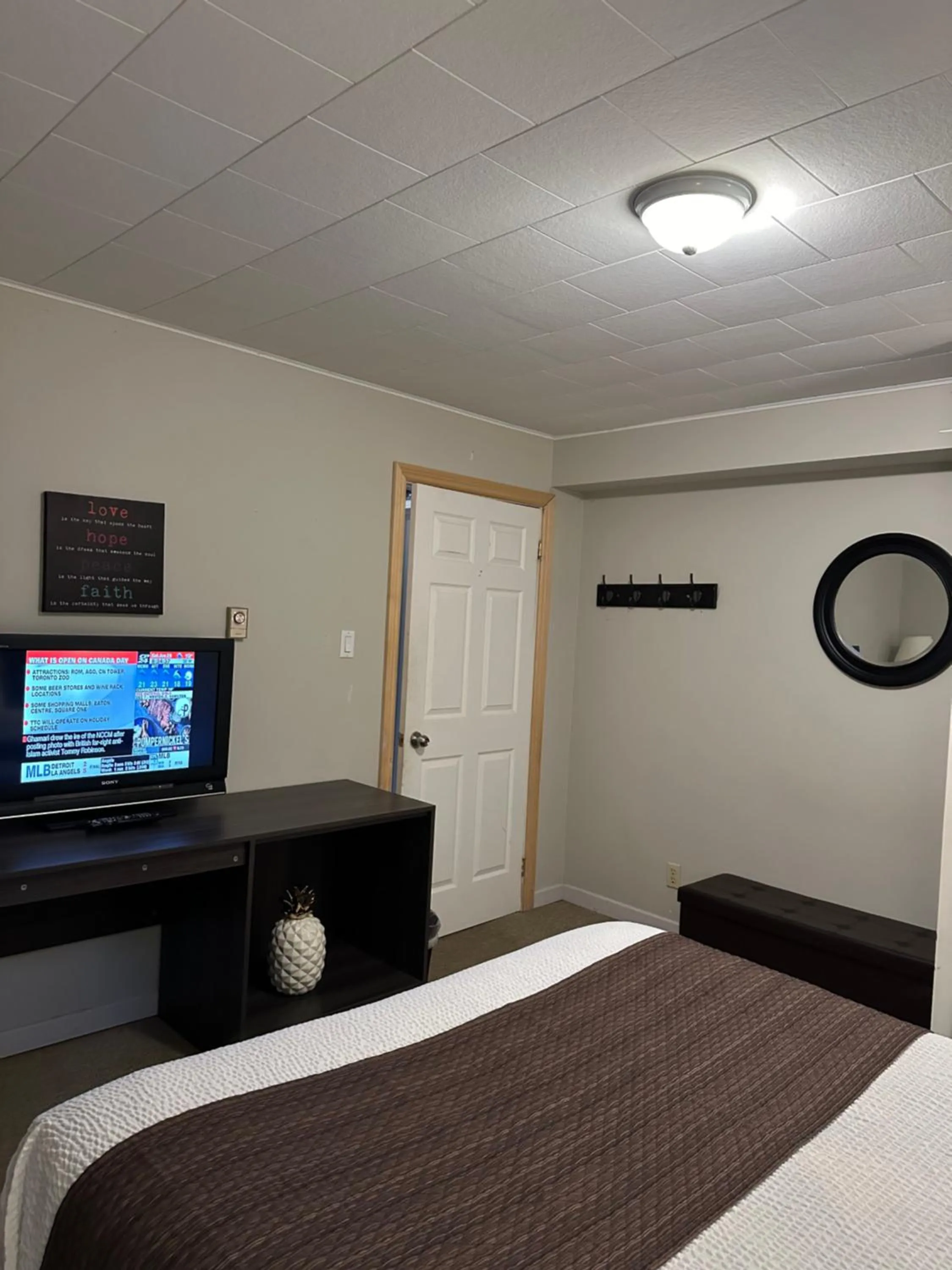 Bed in Lakeview Motel & Cottage