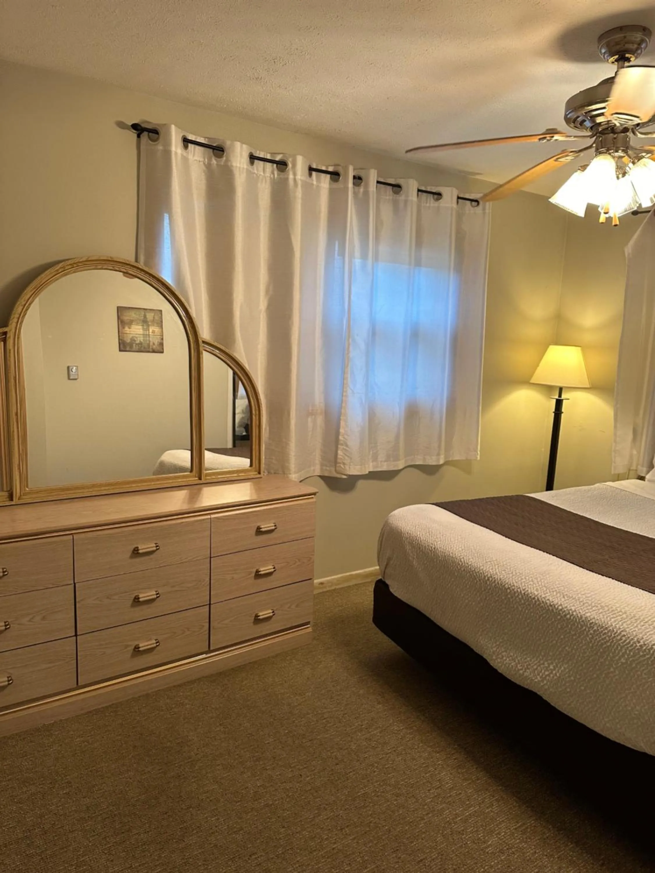 Bed in Lakeview Motel & Cottage