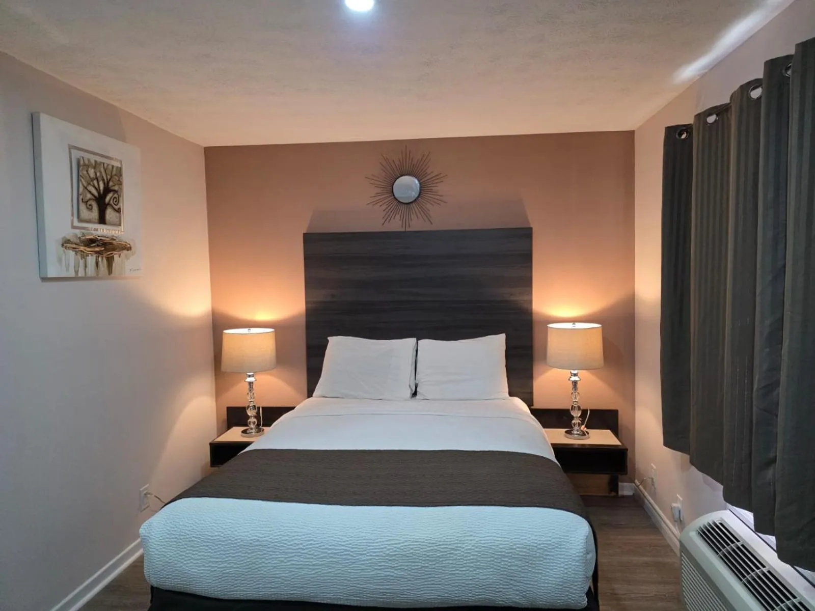 Bedroom, Bed in Lakeview Motel & Cottage