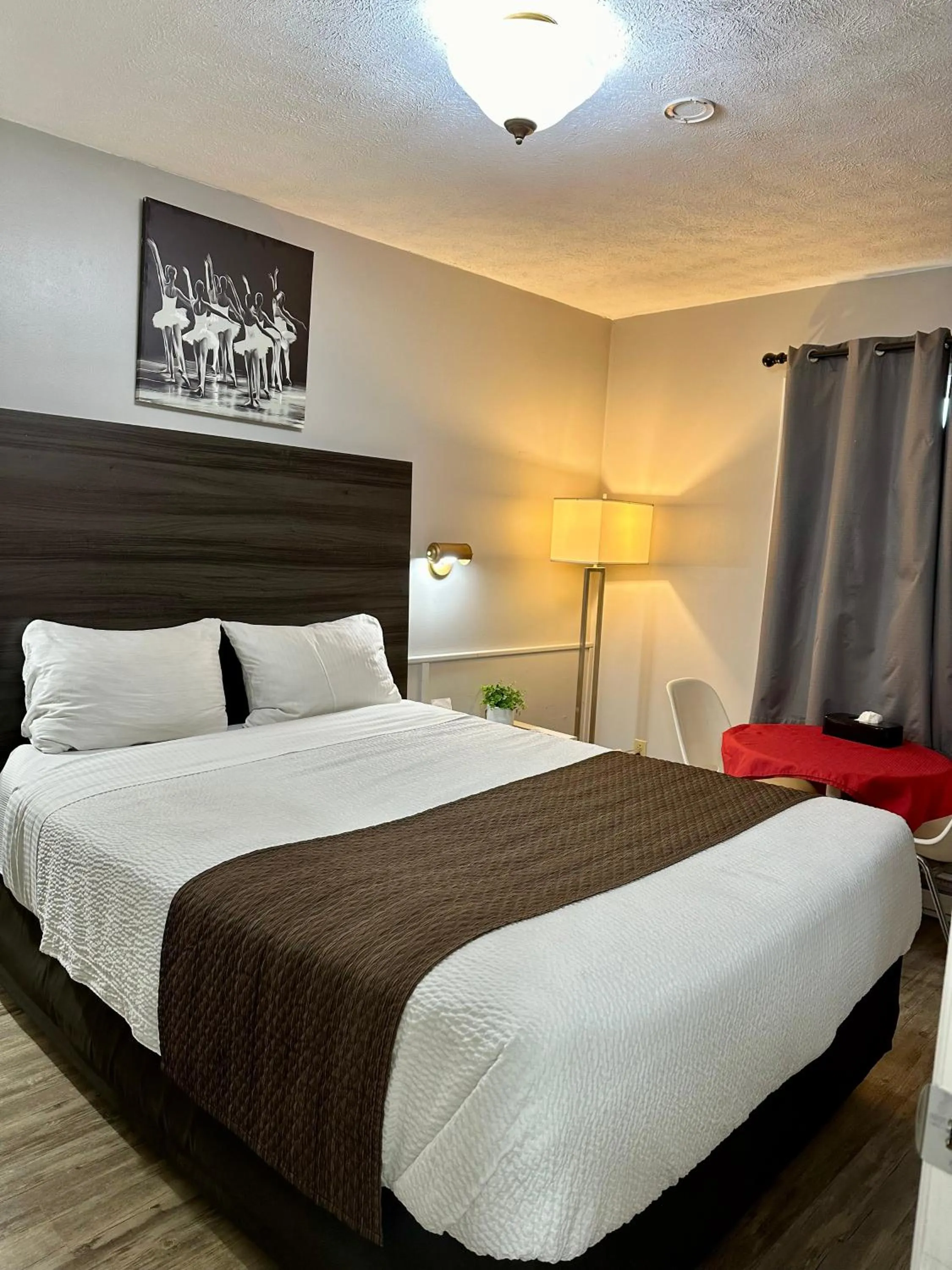 Bed in Lakeview Motel & Cottage