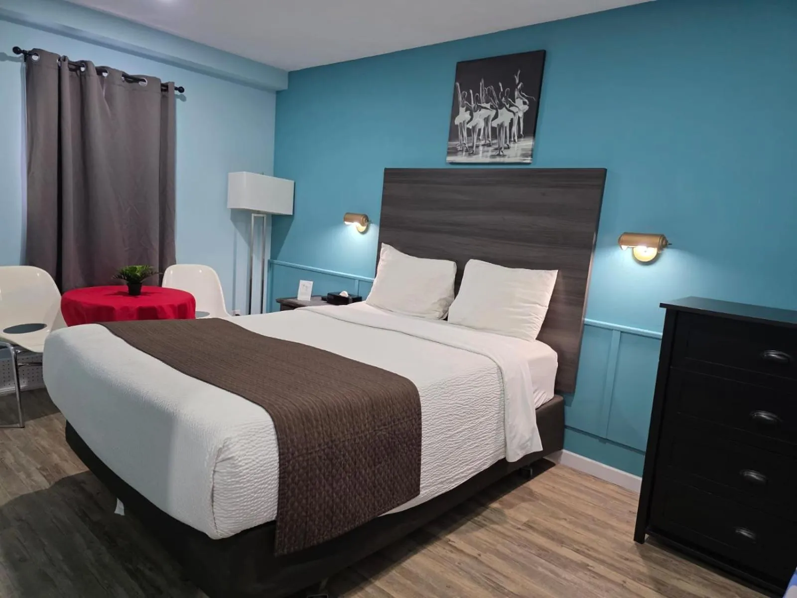 Seating area, Bed in Lakeview Motel & Cottage