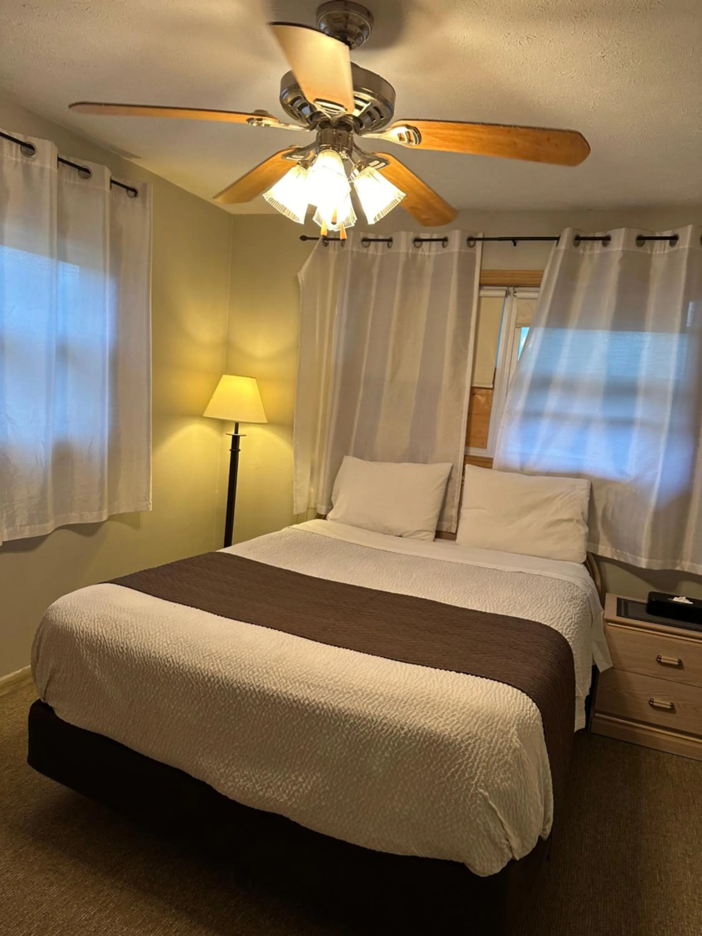 Bed in Lakeview Motel & Cottage