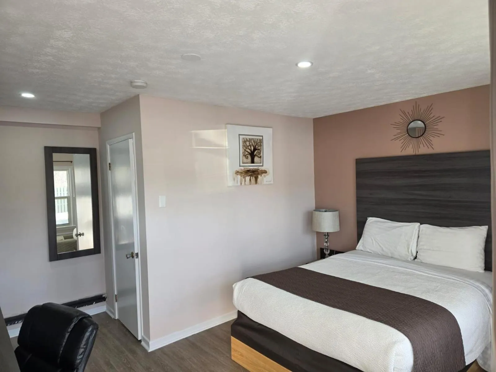 Bedroom, Bed in Lakeview Motel & Cottage