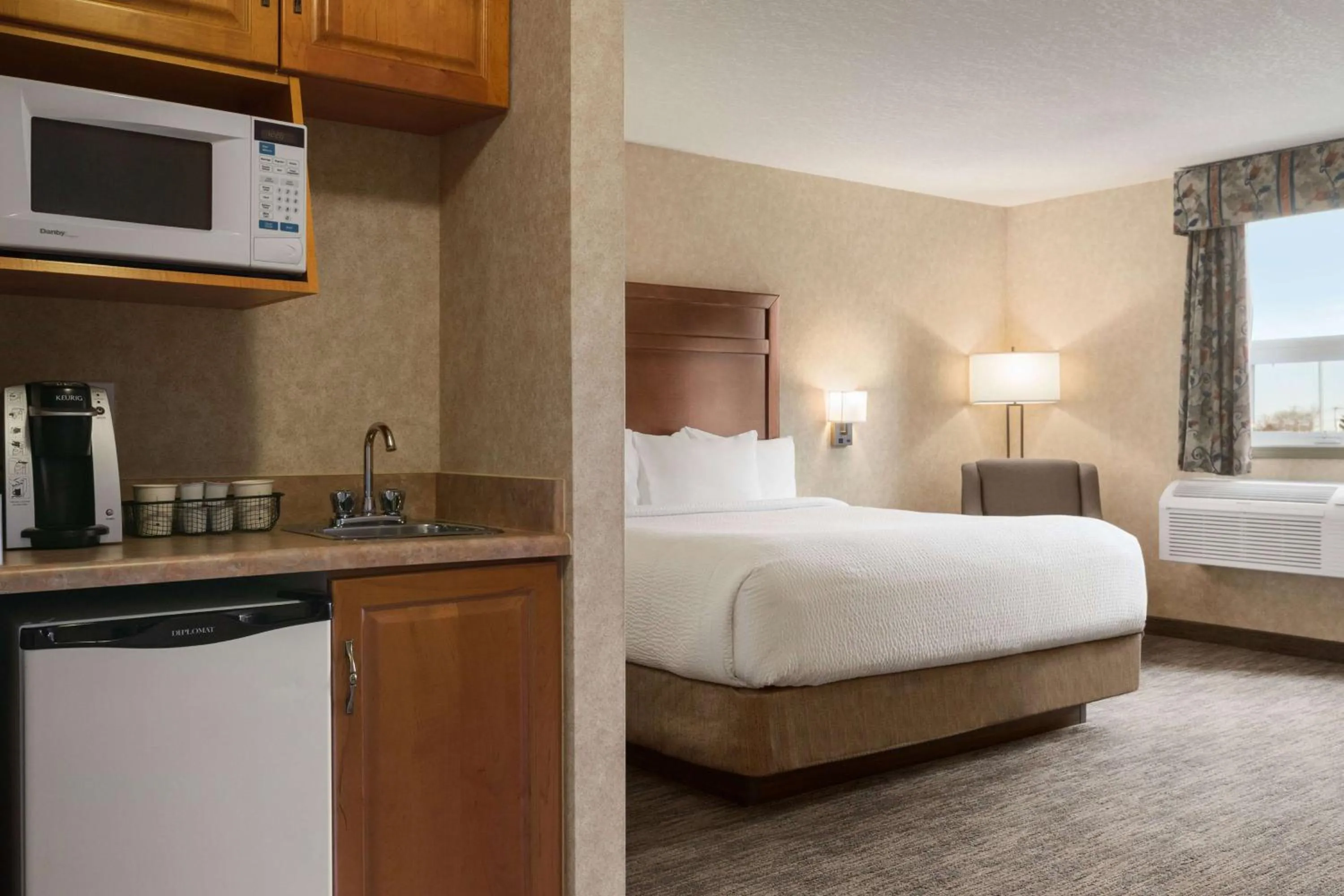 Photo of the whole room, Bed in Days Inn & Suites by Wyndham Brooks