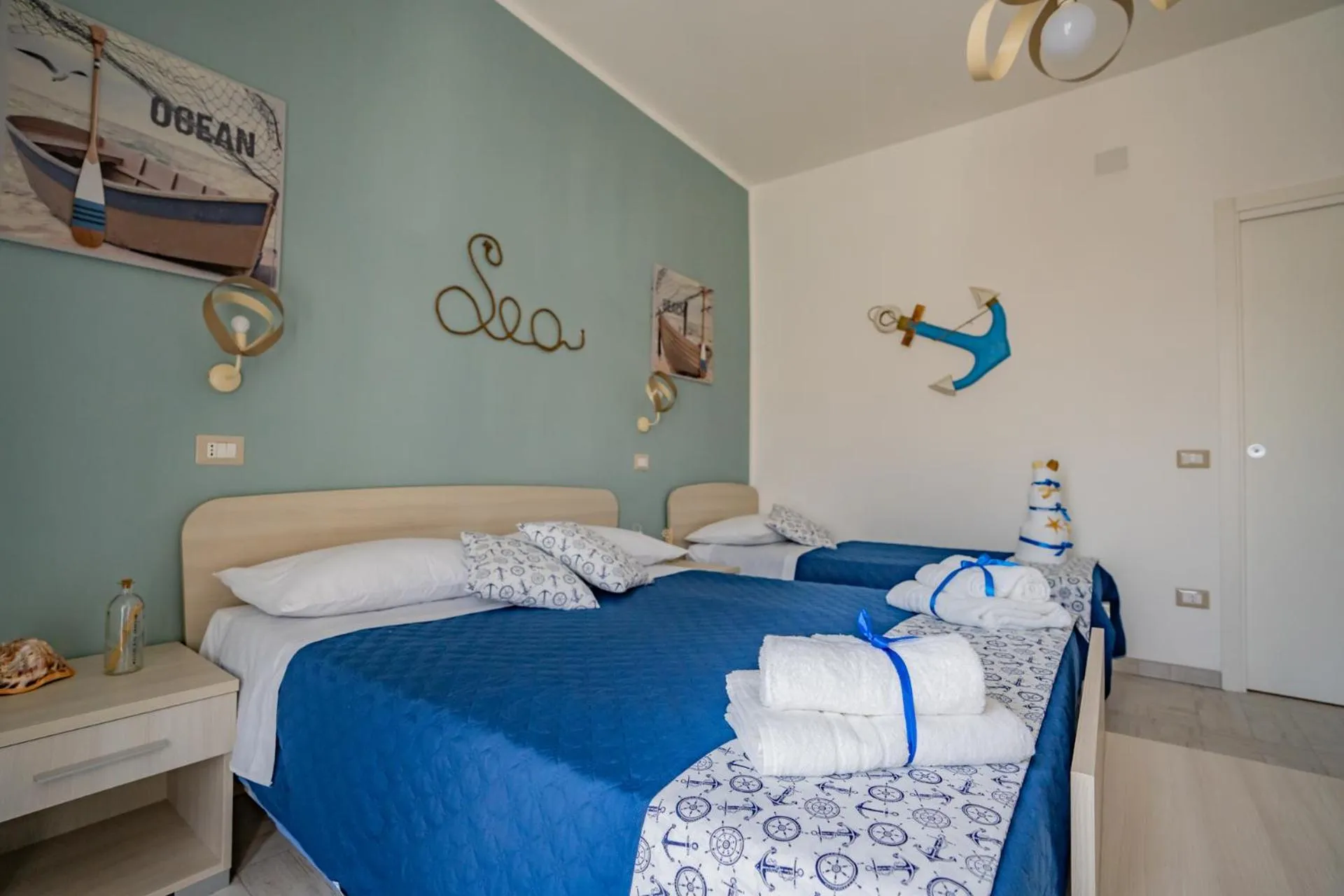 Photo of the whole room, Bed in Bebcatia