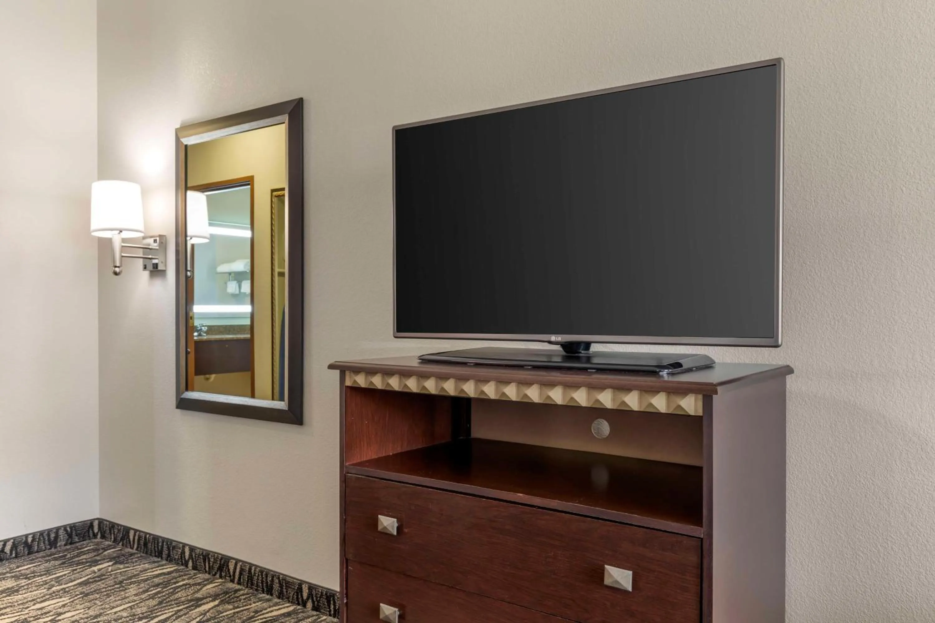 Bedroom in Best Western Plus Lake Worth Inn & Suites