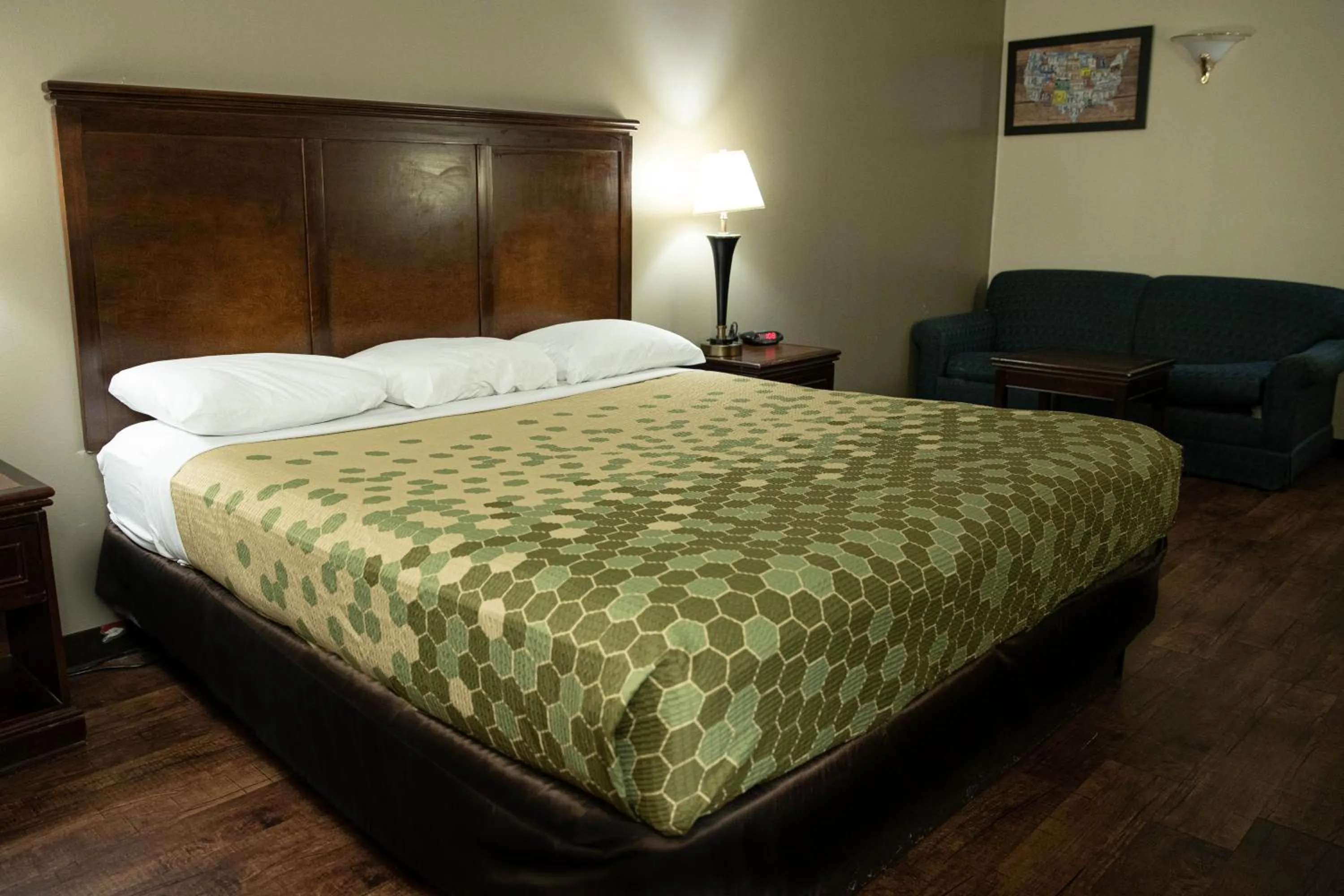 Bed in Econo Lodge Hopewell Near Fort Lee I-295