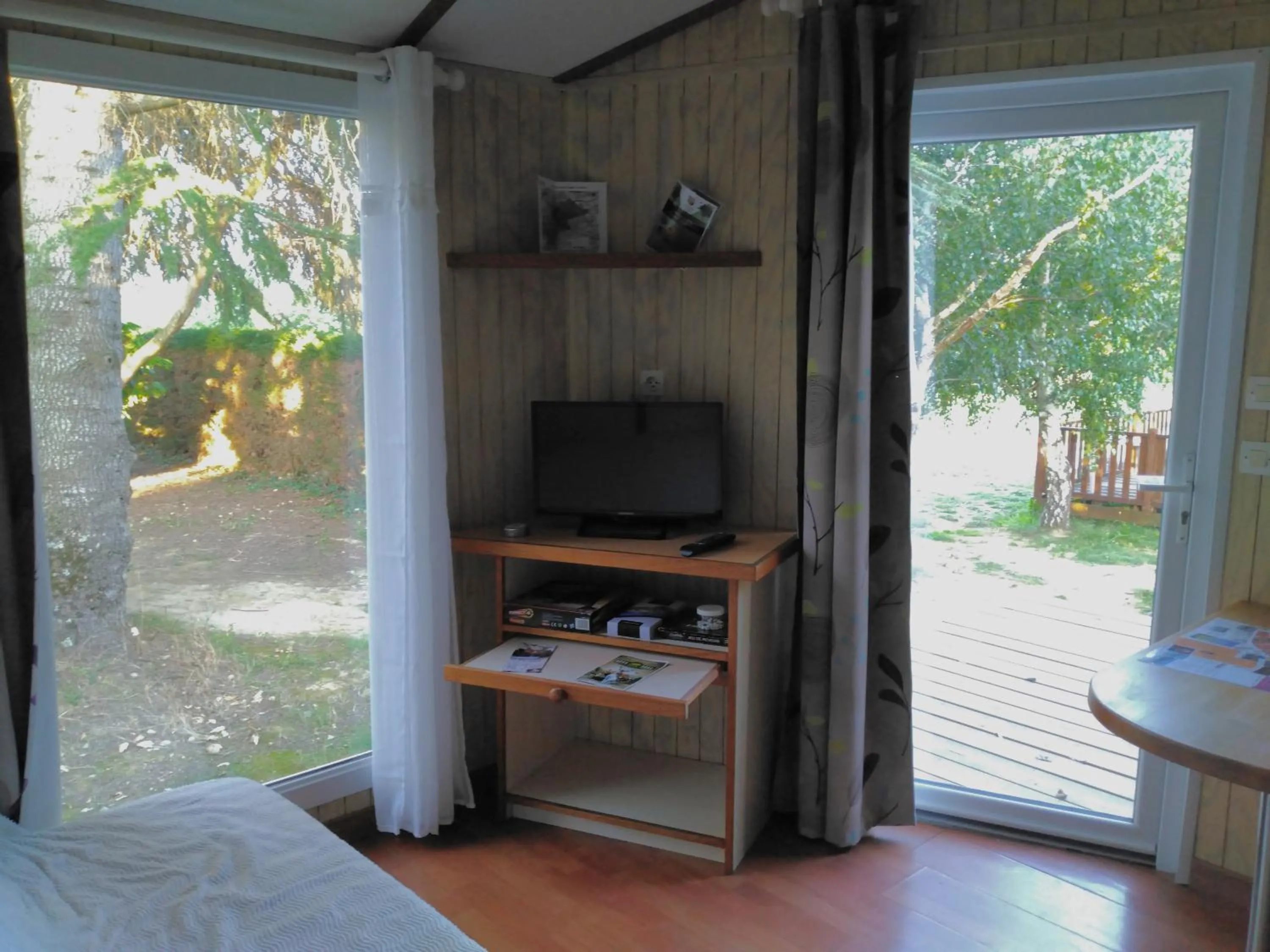TV and multimedia in PARADISE CHALLETS AND CAMPING
