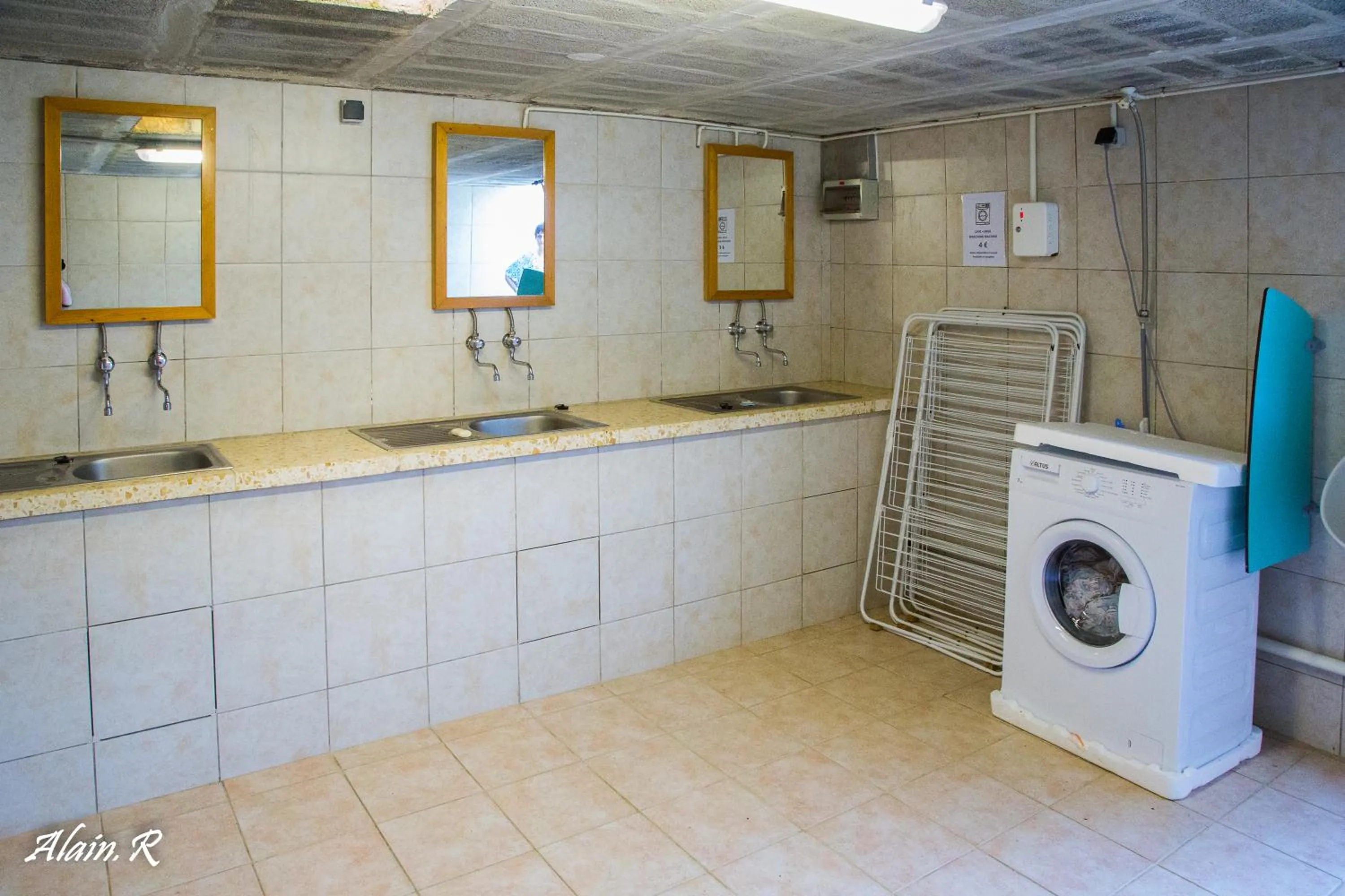 Shower in PARADISE CHALLETS AND CAMPING