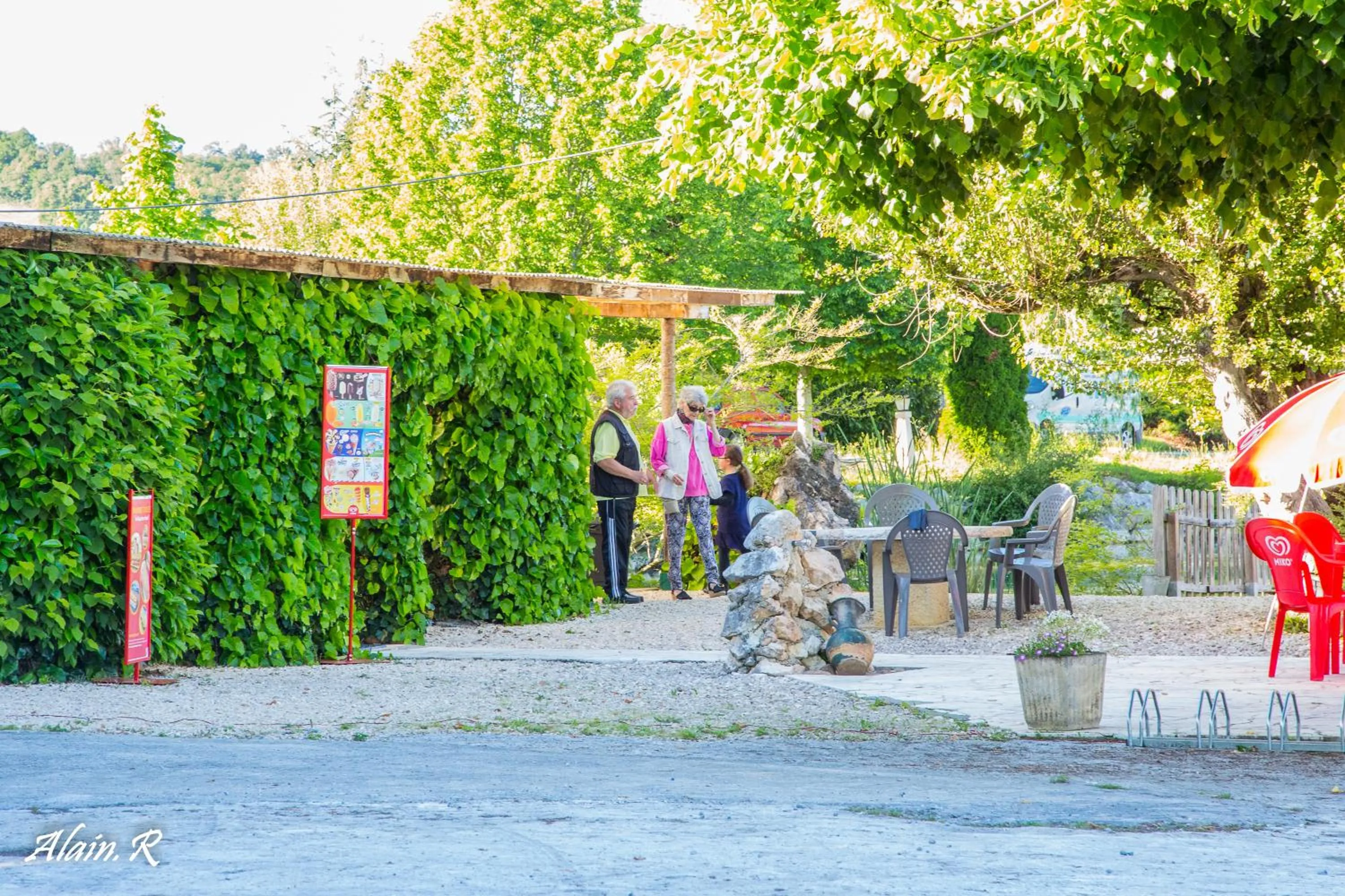 Restaurant/places to eat in PARADISE CHALLETS AND CAMPING