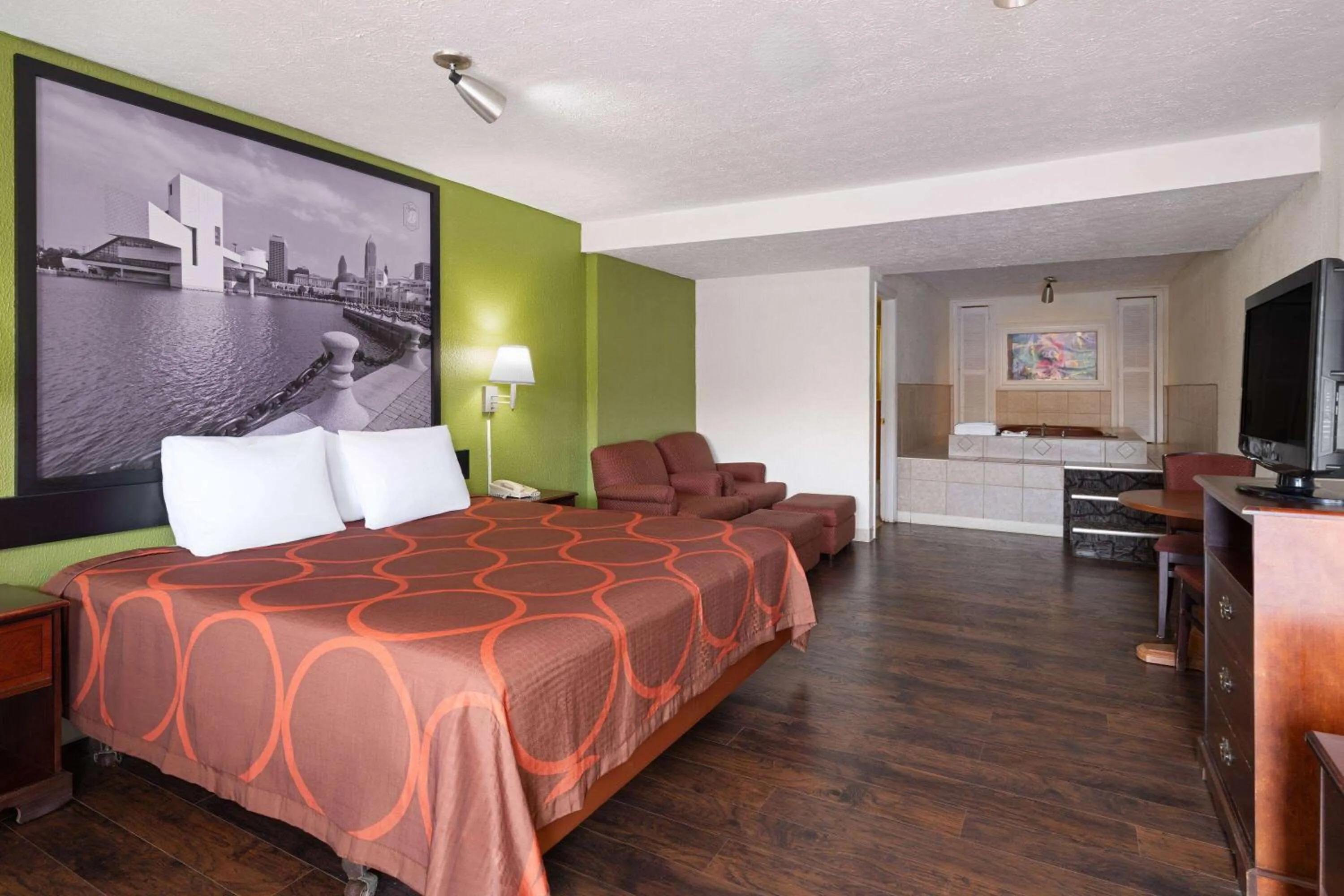 Bath, Bed in Super 8 by Wyndham Youngstown Girard