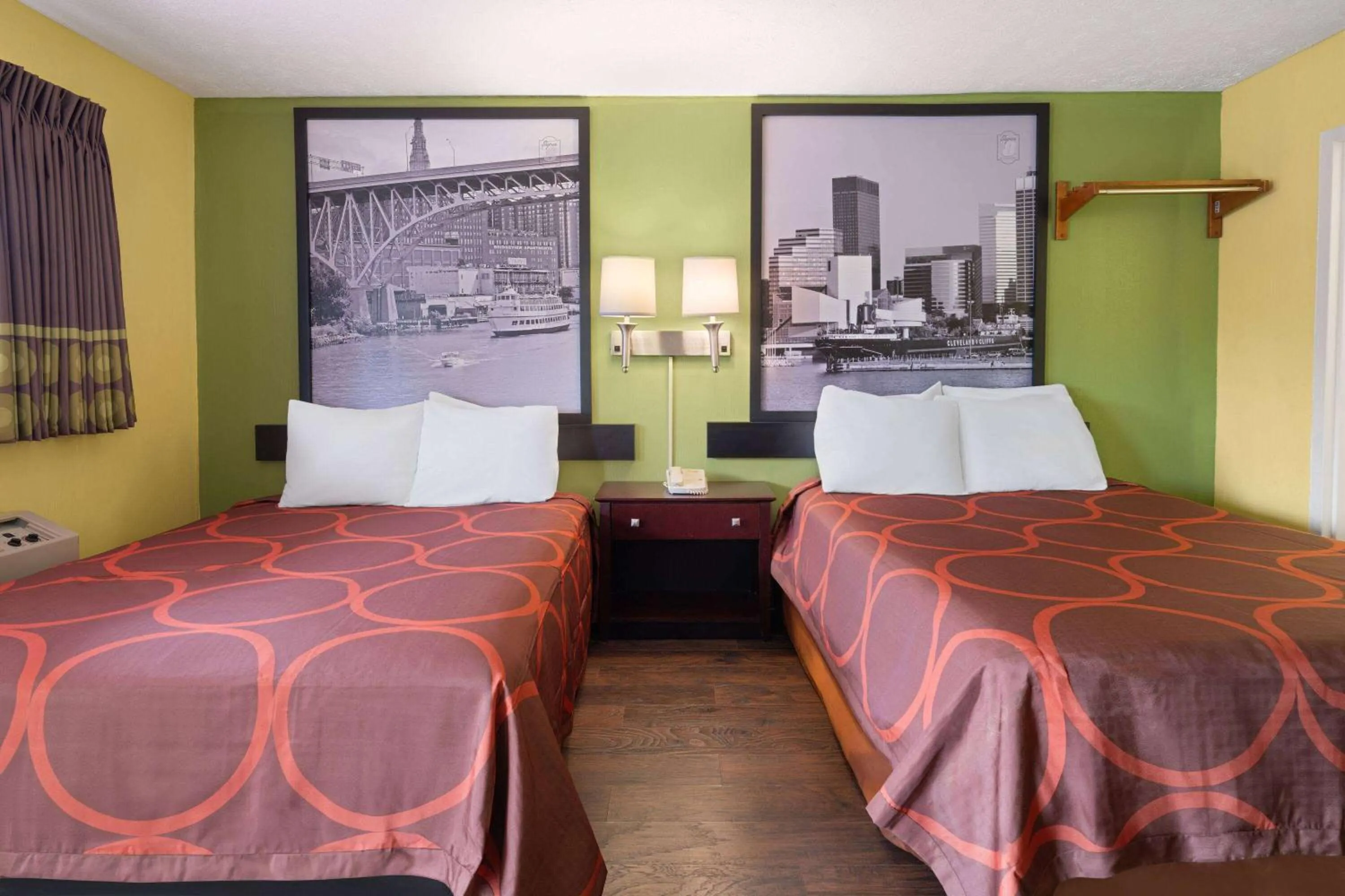 Photo of the whole room, Bed in Super 8 by Wyndham Youngstown Girard