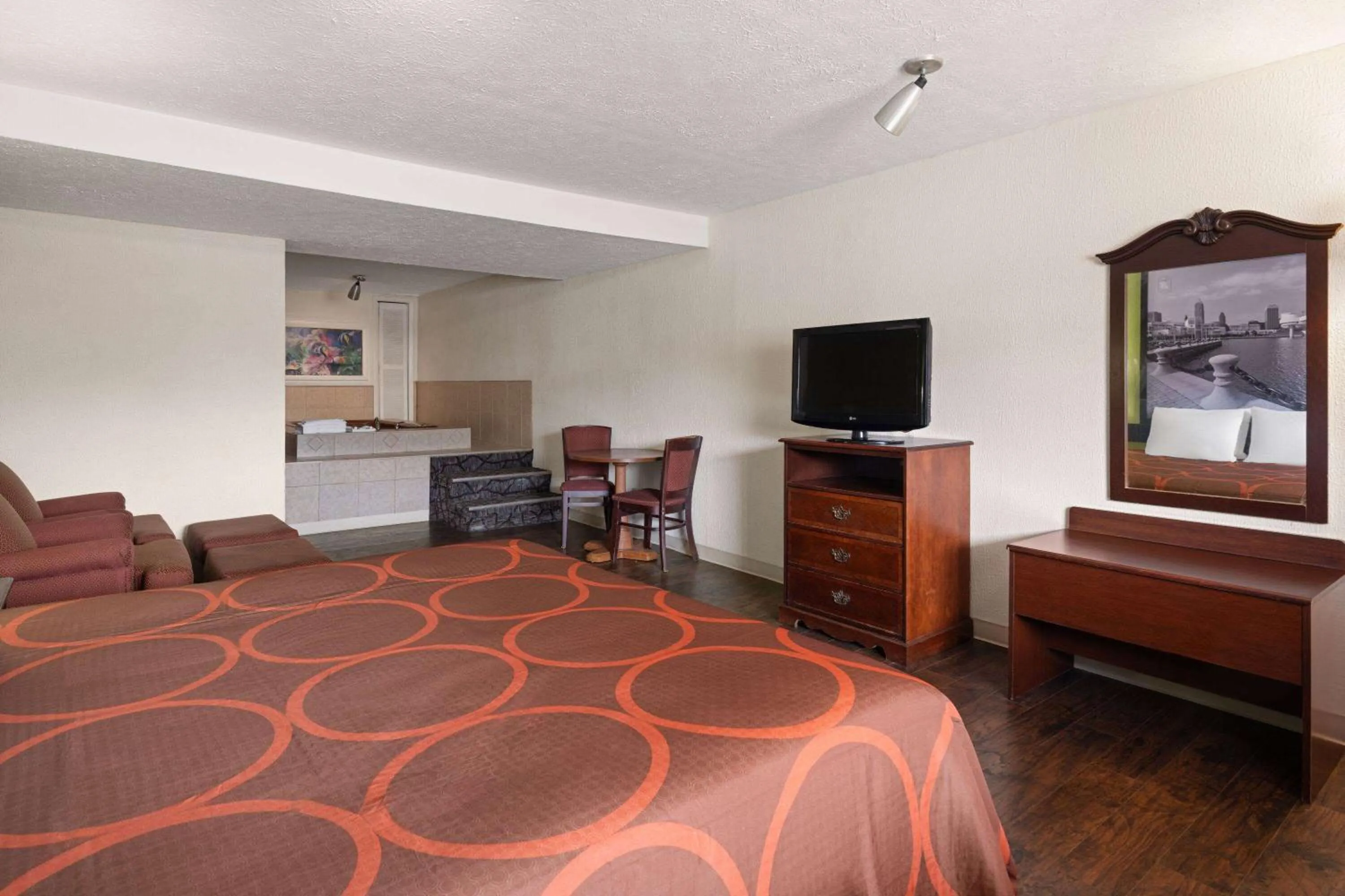 Photo of the whole room, Bed in Super 8 by Wyndham Youngstown Girard