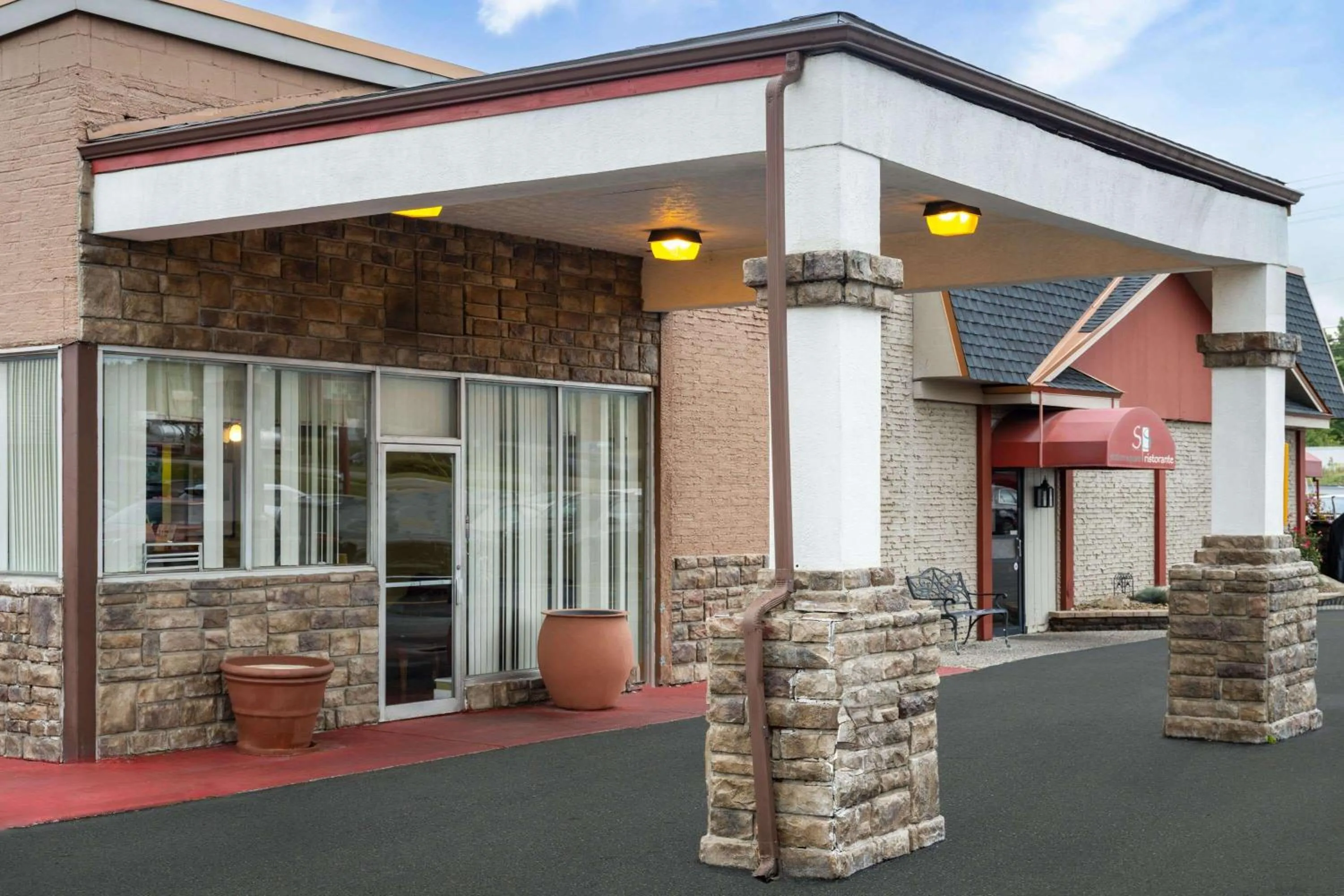 Property building in Super 8 by Wyndham Youngstown Girard