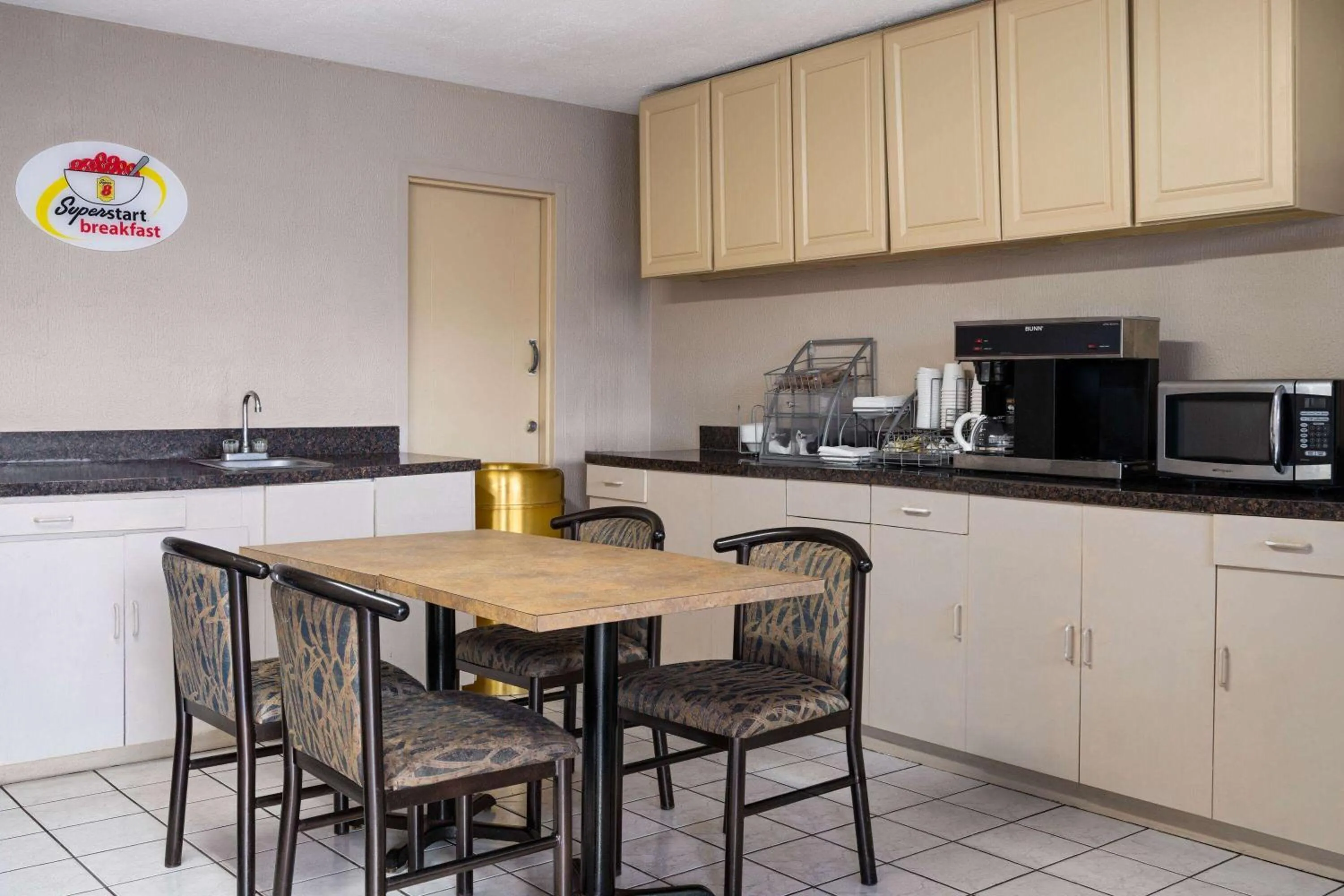 Breakfast in Super 8 by Wyndham Youngstown Girard