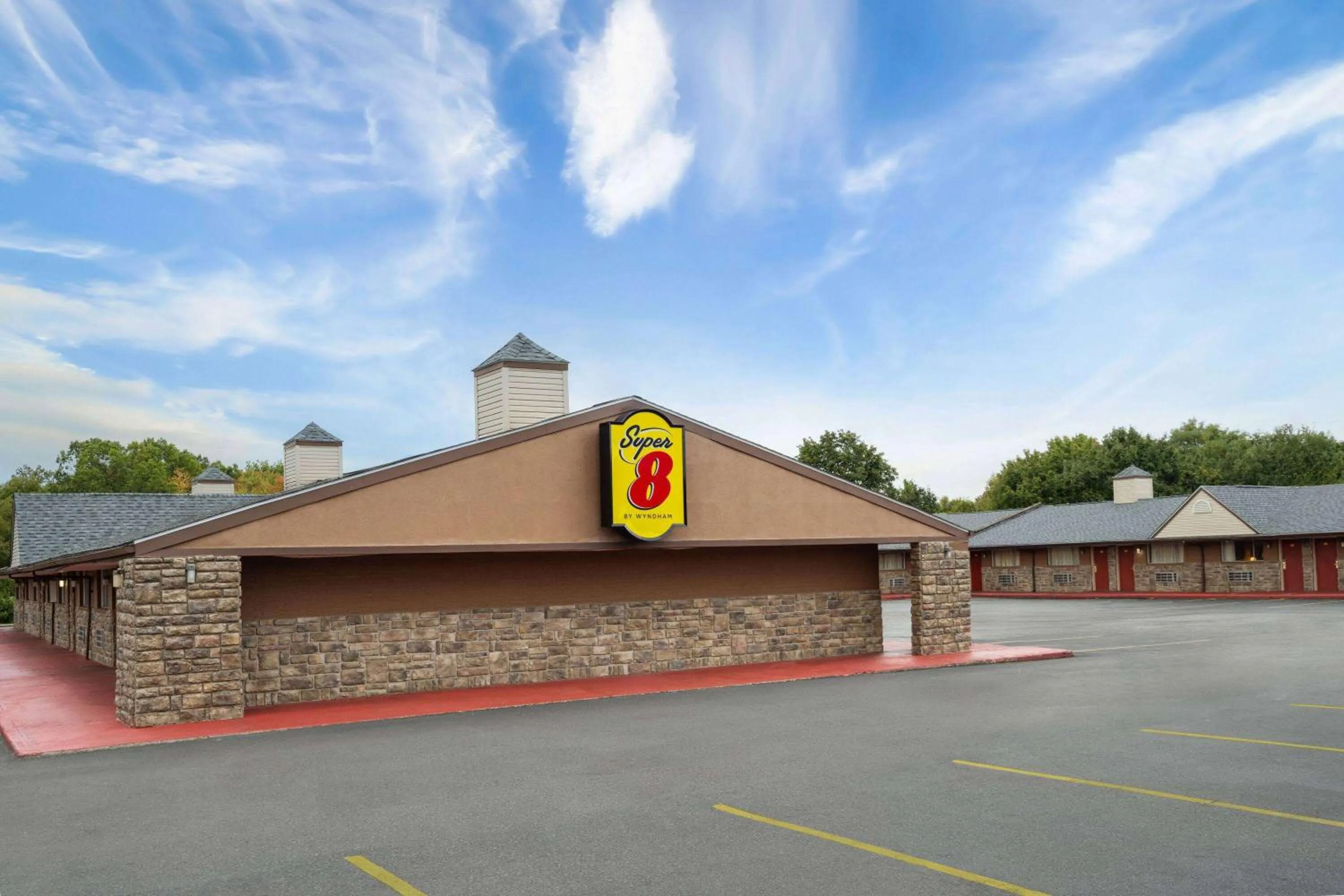 Property building in Super 8 by Wyndham Youngstown Girard