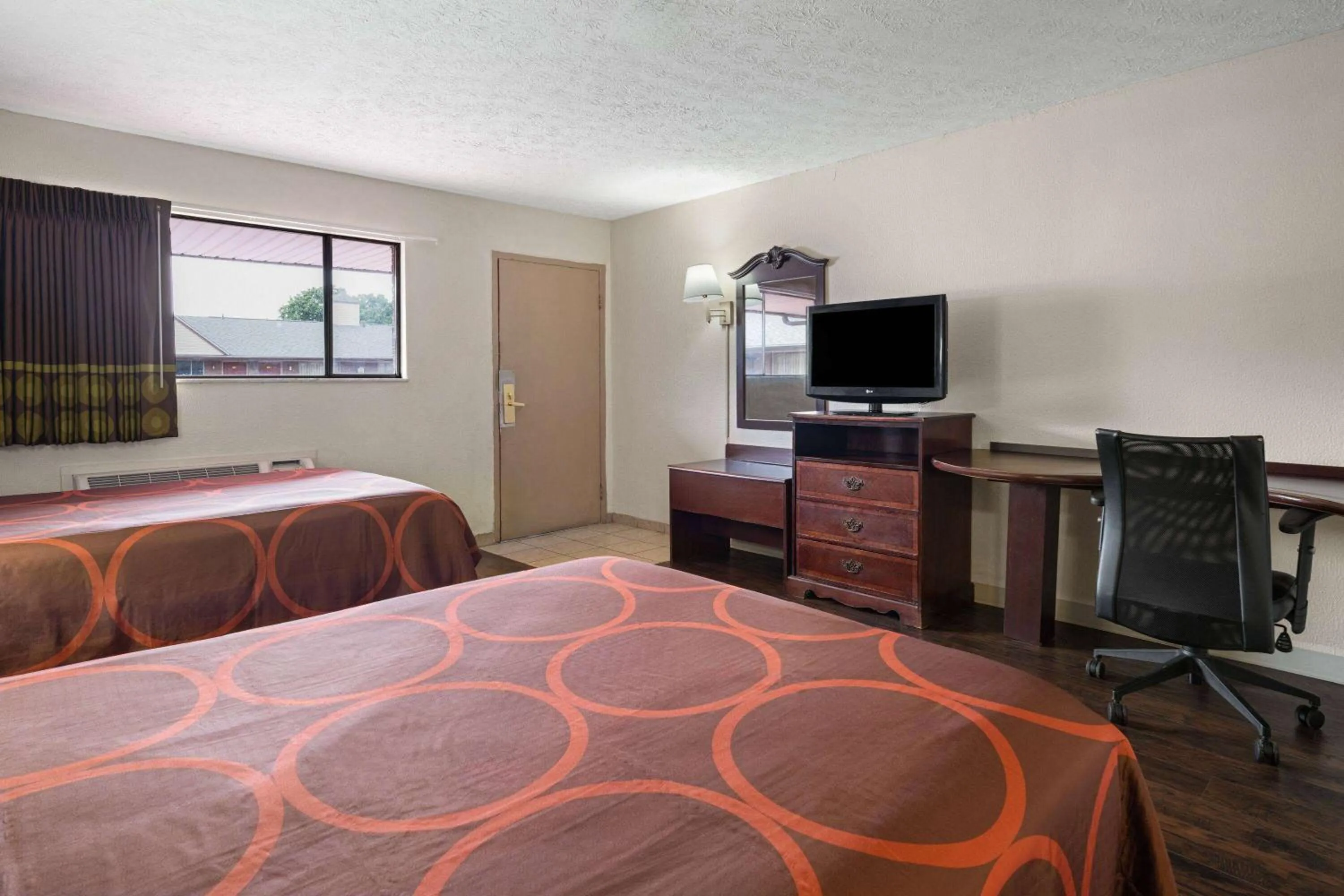 Photo of the whole room, Bed in Super 8 by Wyndham Youngstown Girard