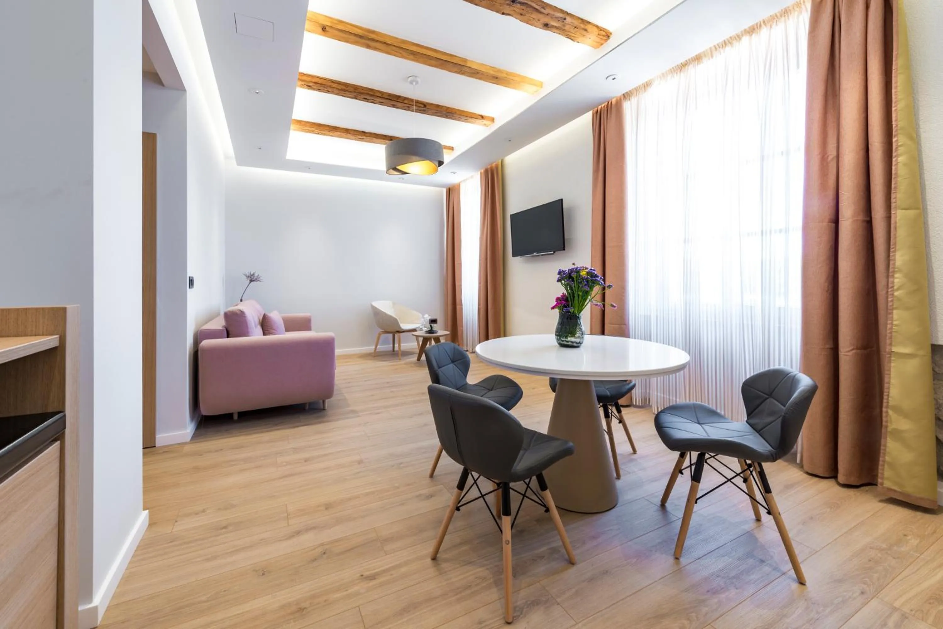 TV and multimedia in Casa Antika Suites