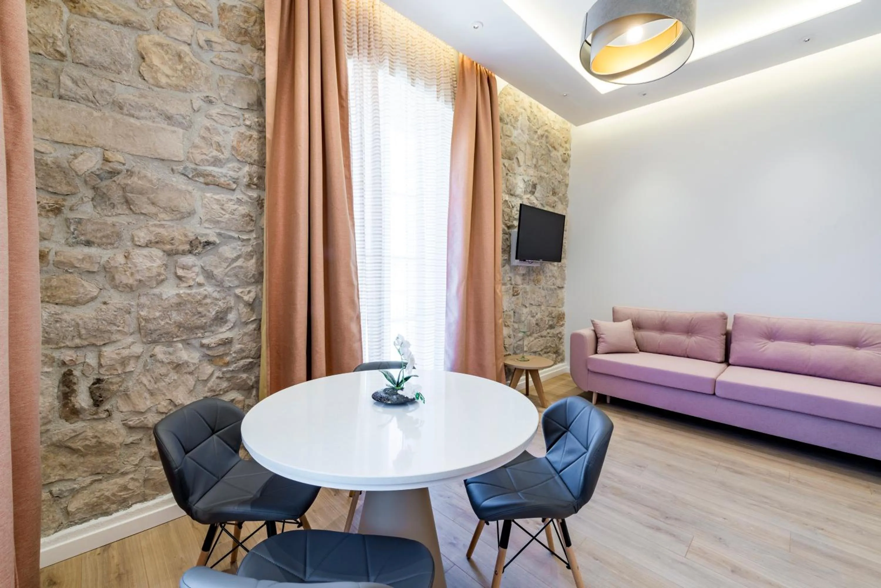 TV and multimedia in Casa Antika Suites