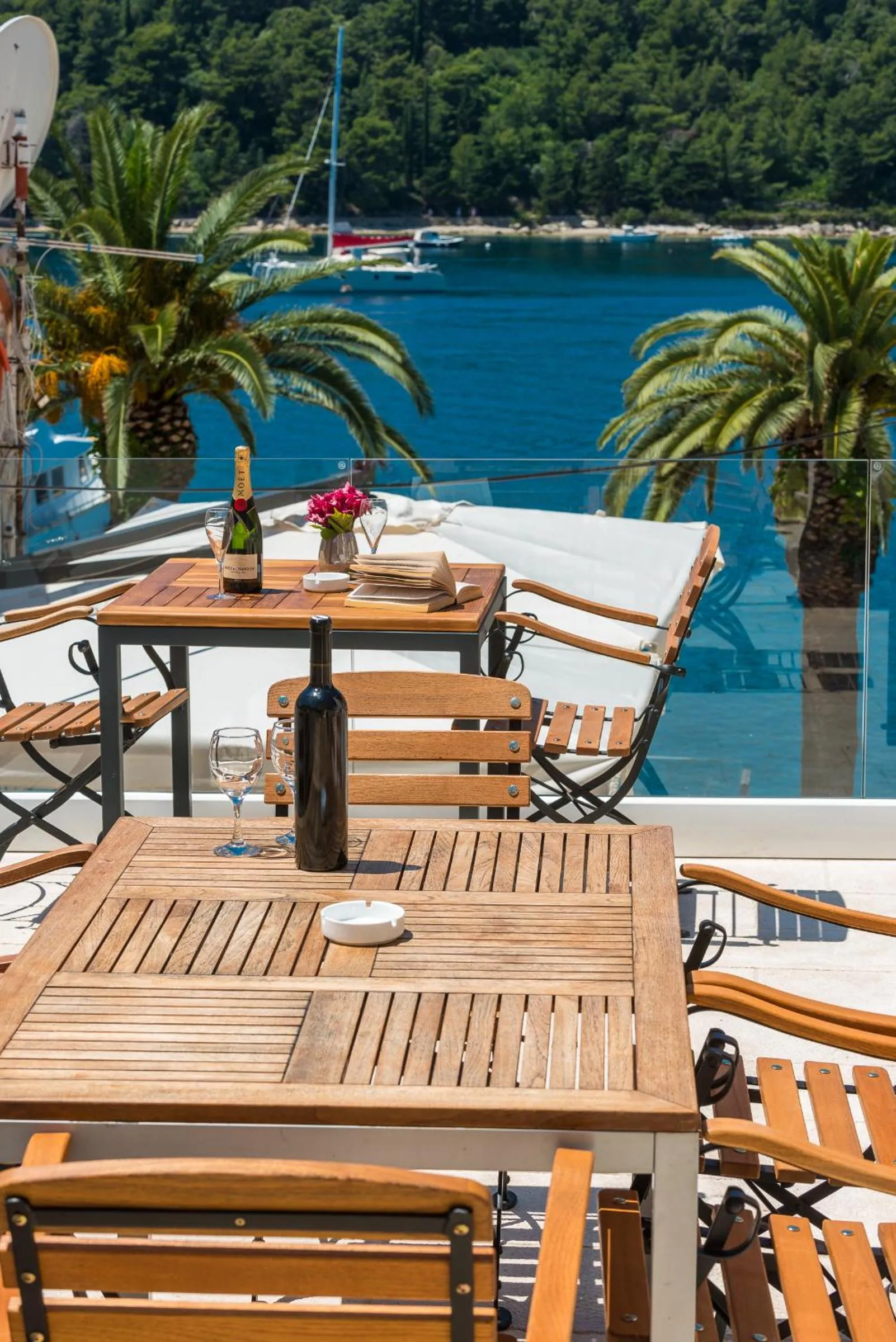 Restaurant/places to eat in Casa Antika Suites