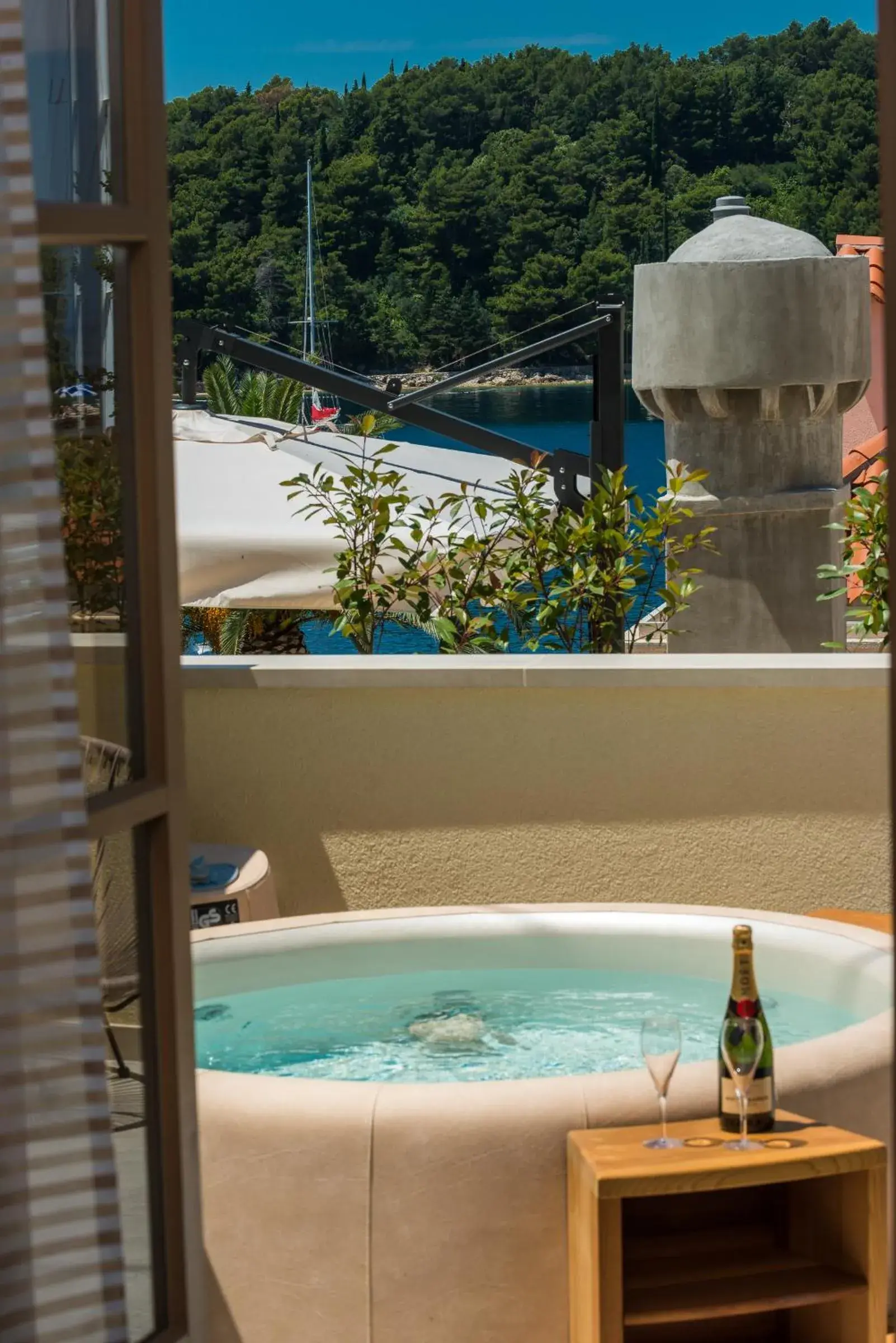 Superior One-Bedroom Apartment with Terrace and Hot Tub in Casa Antika Suites Superior One-Bedroom Apartment with Terrace and Hot Tub in Casa Antika Suites