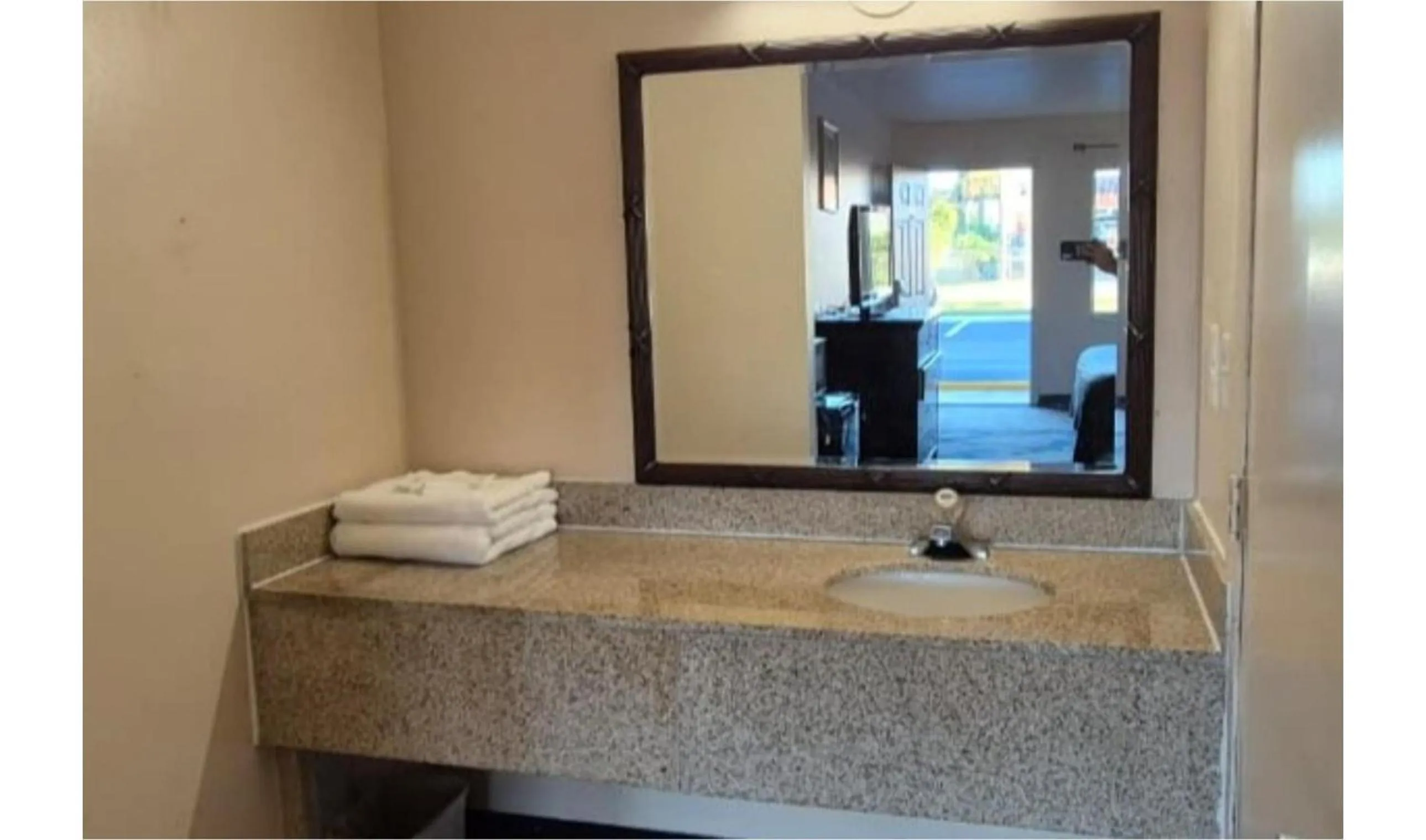 Bathroom in Central Motel Kissimmee Near Disney World