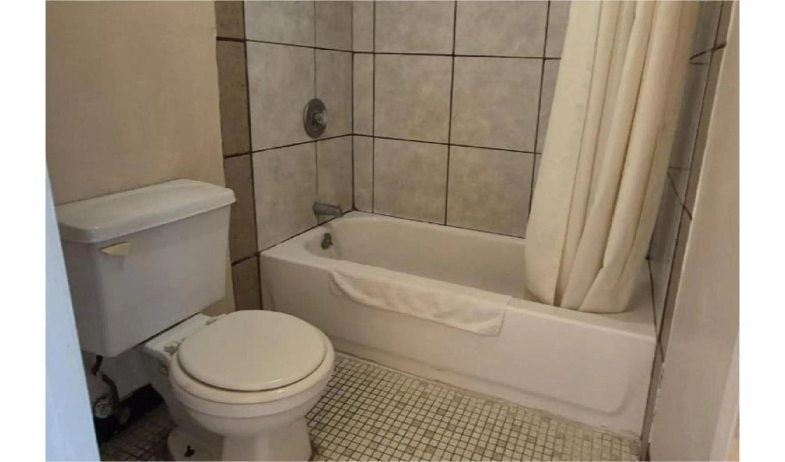 Bathroom in Central Motel Kissimmee Near Disney World