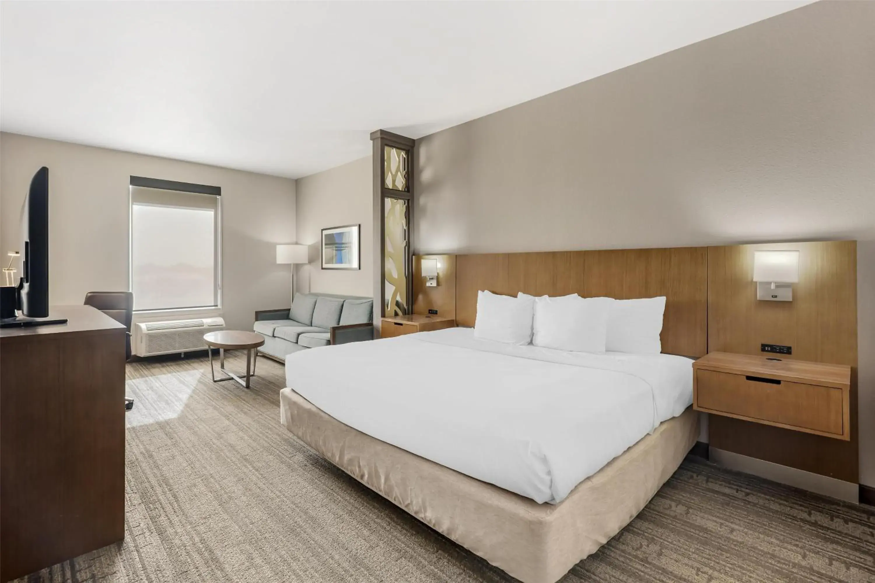 King Suite in Best Western Green Oak Inn & Suites King Suite in Best Western Green Oak Inn & Suites