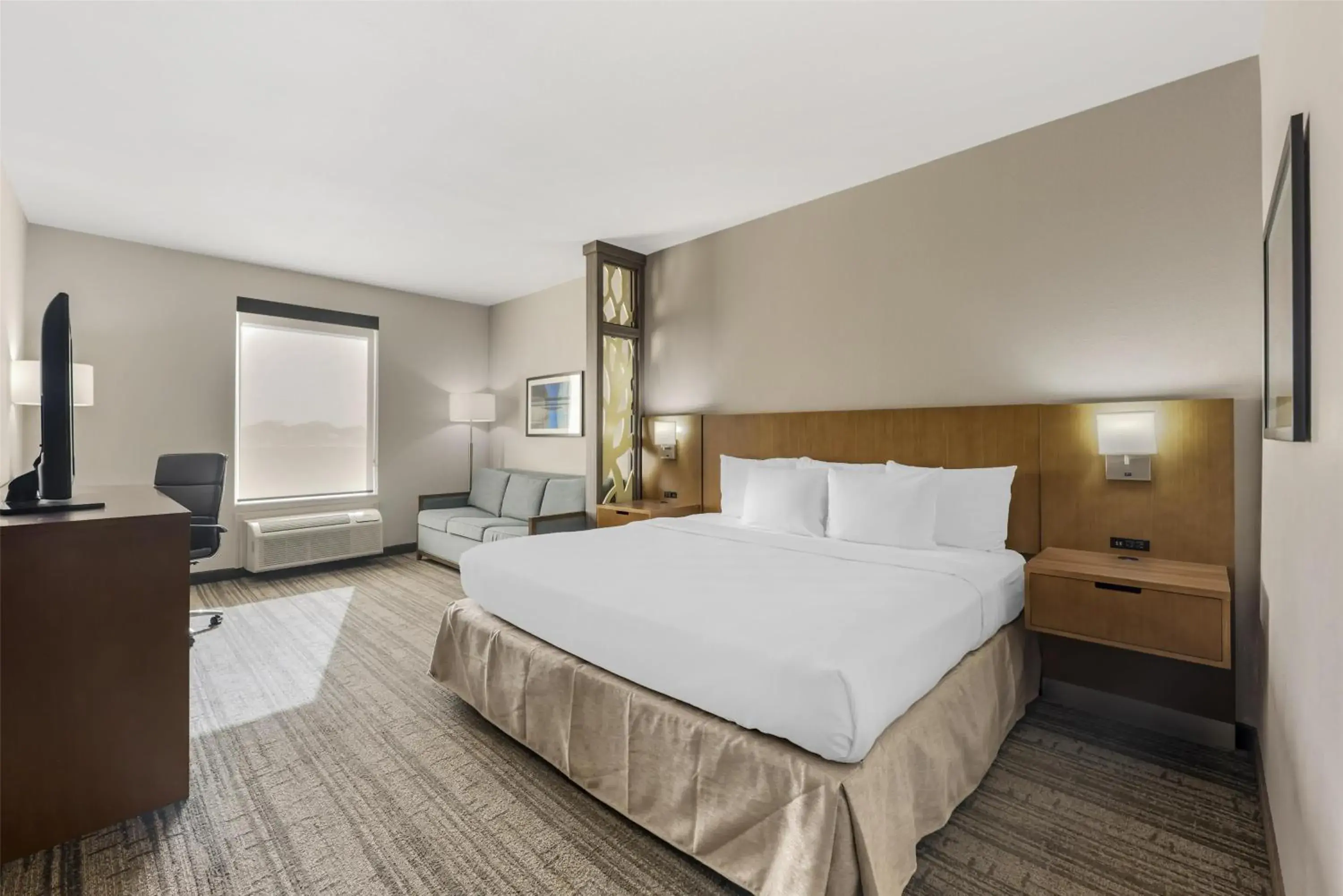 King Suite with Bath Tub - Disability Access/Non-Smoking in Best Western Green Oak Inn & Suites King Suite with Bath Tub - Disability Access/Non-Smoking in Best Western Green Oak Inn & Suites