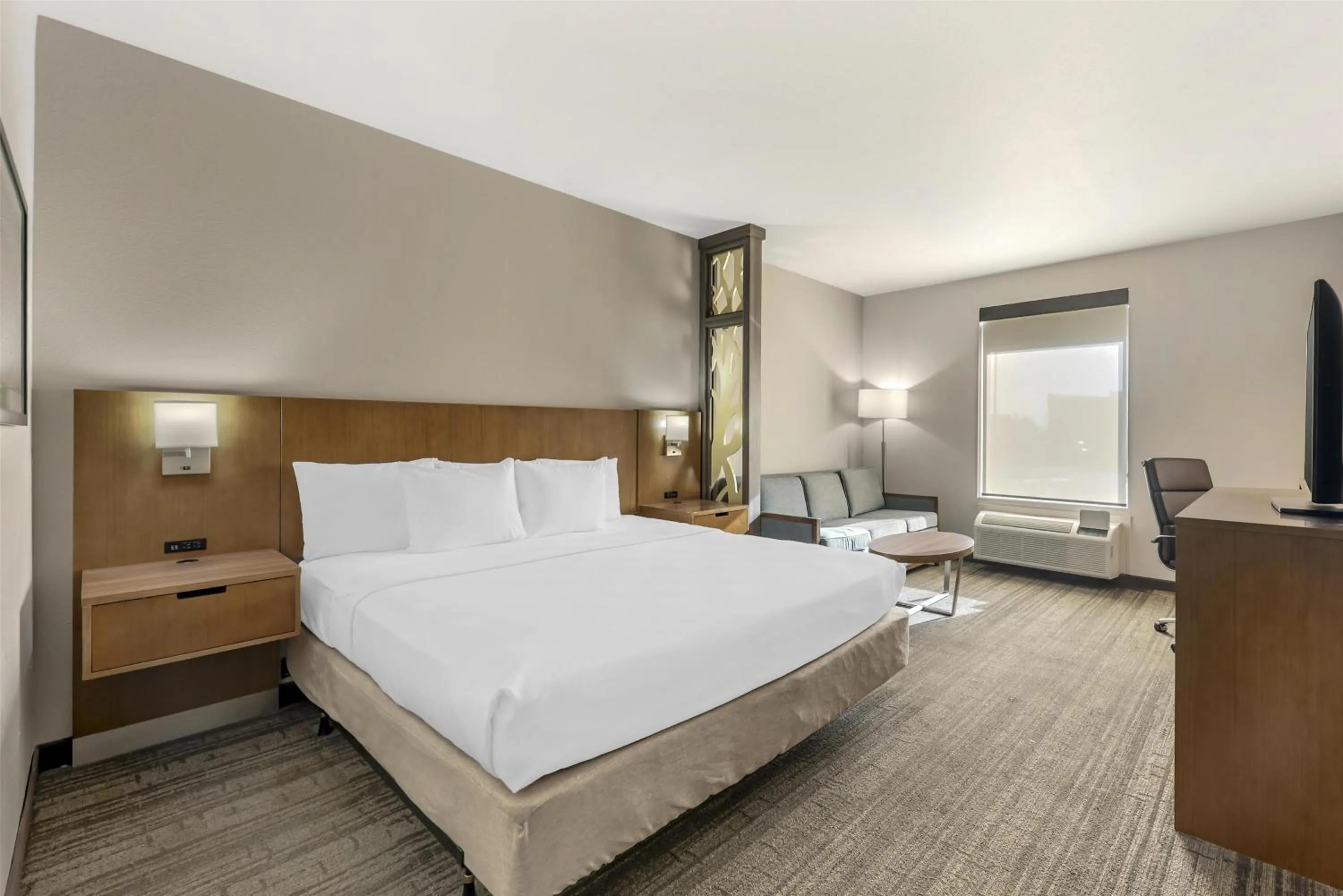 Bedroom, Bed in Best Western Green Oak Inn & Suites