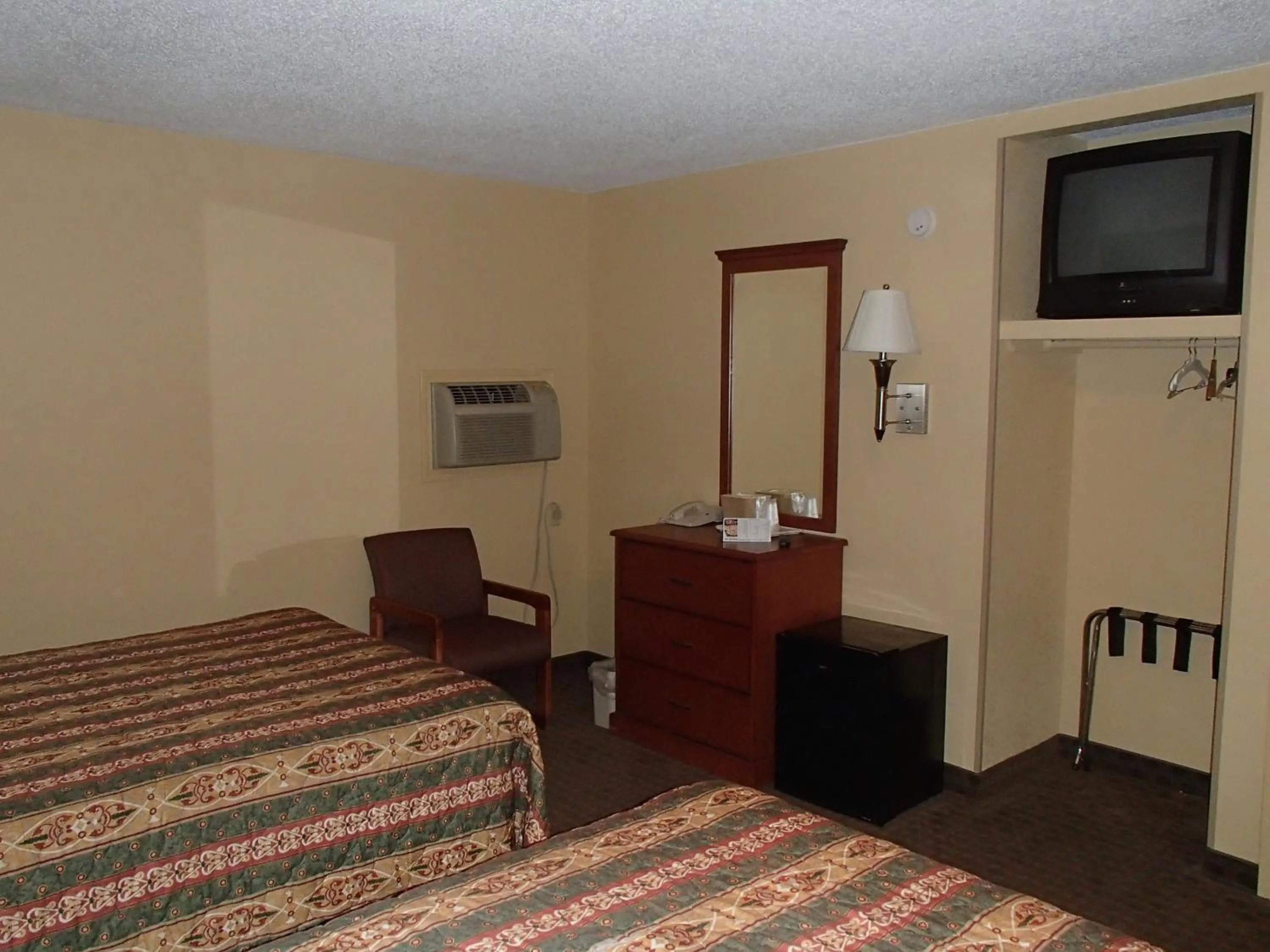 Photo of the whole room, Bed in Royal Inn Of New Orleans