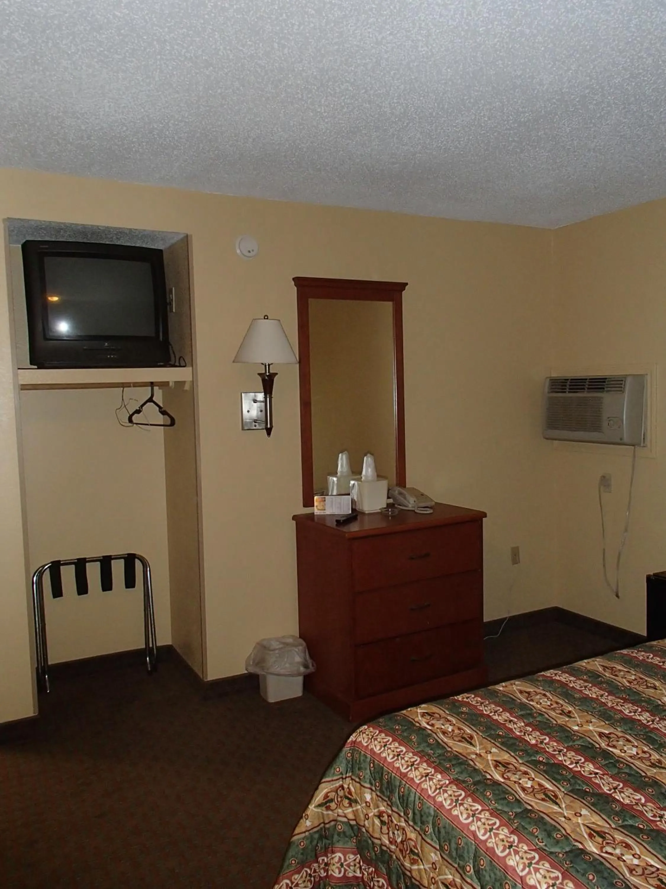 Photo of the whole room, Bed in Royal Inn Of New Orleans