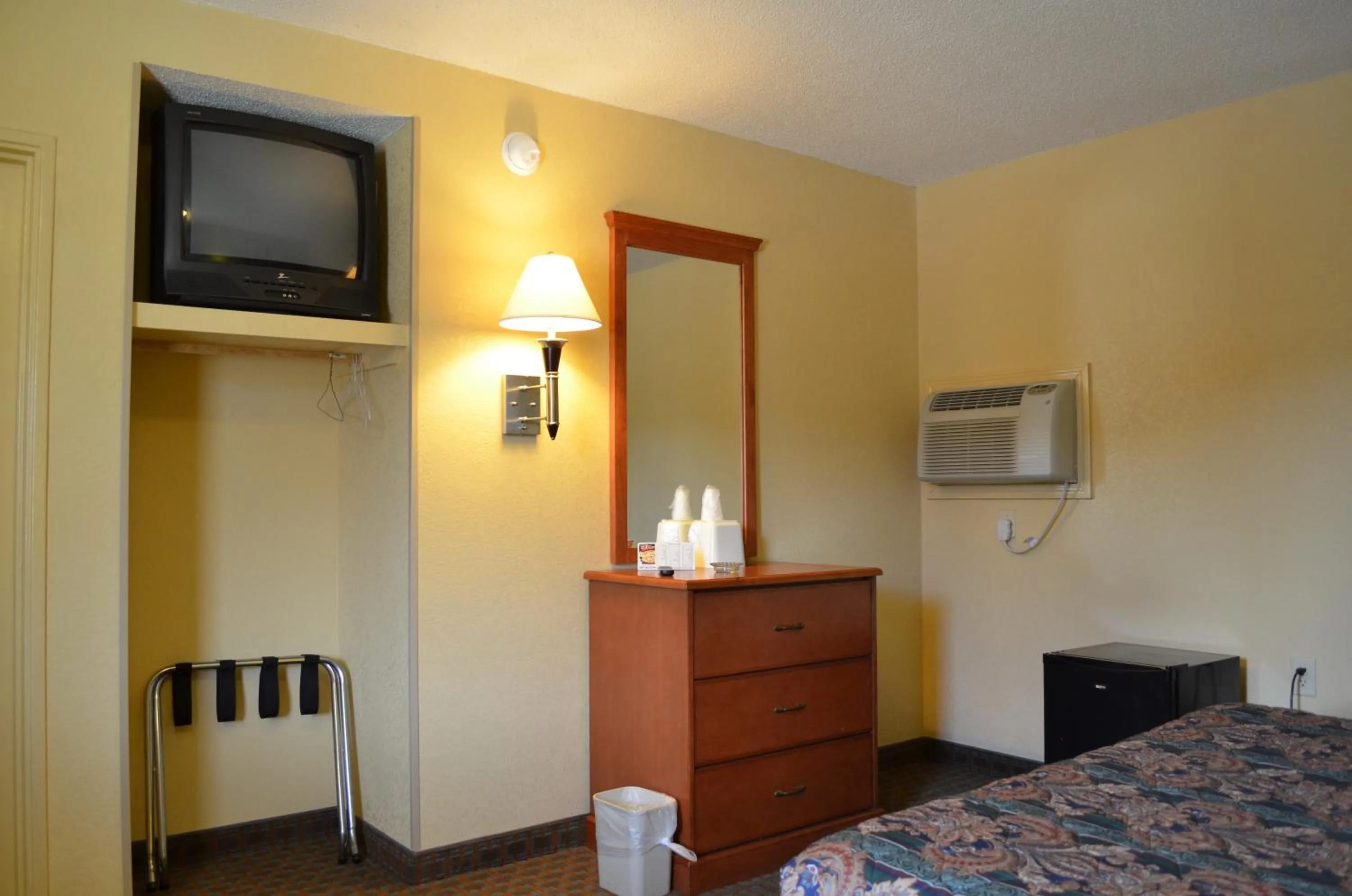 Photo of the whole room, Bed in Royal Inn Of New Orleans