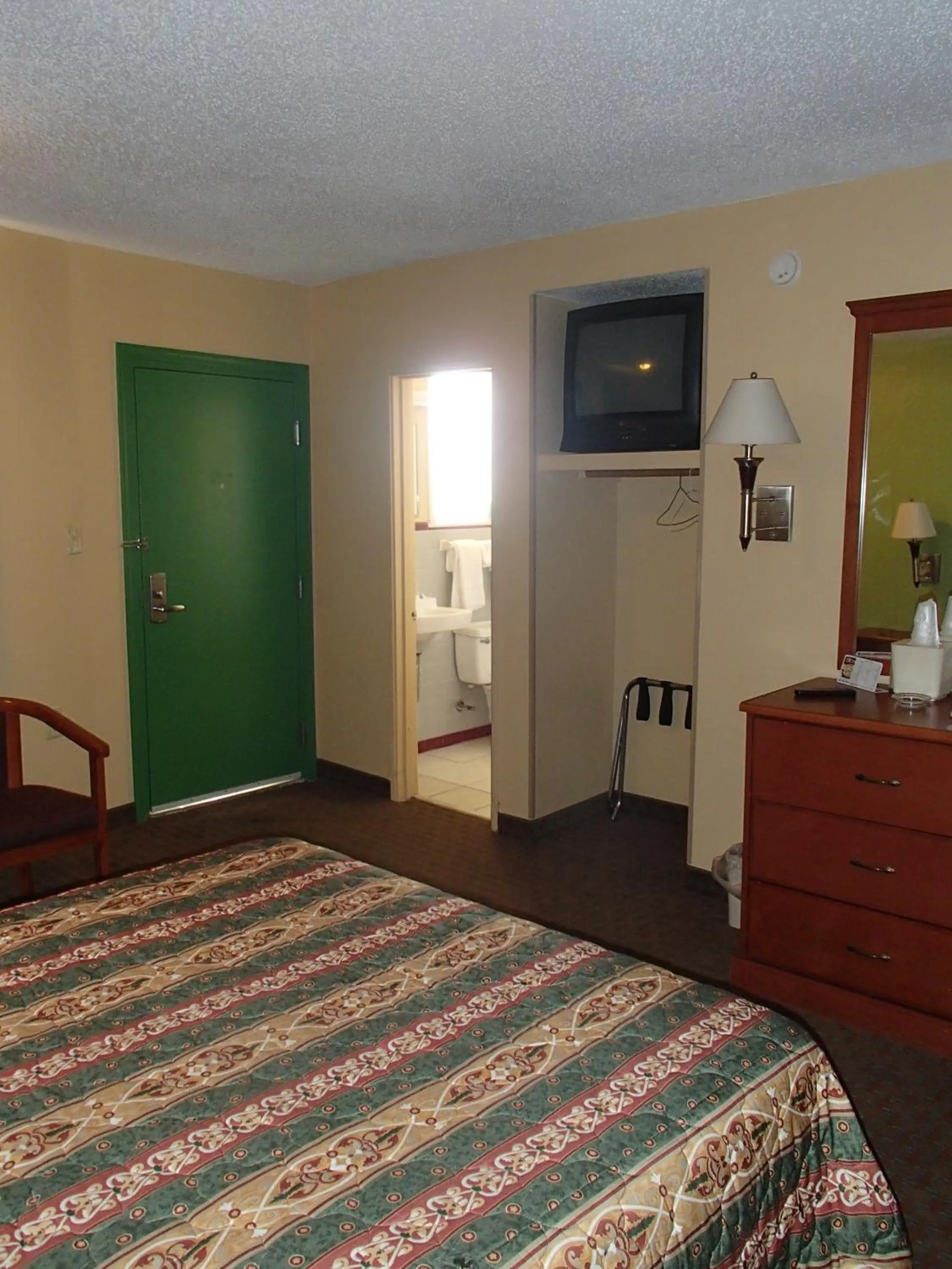 Photo of the whole room, Bed in Royal Inn Of New Orleans