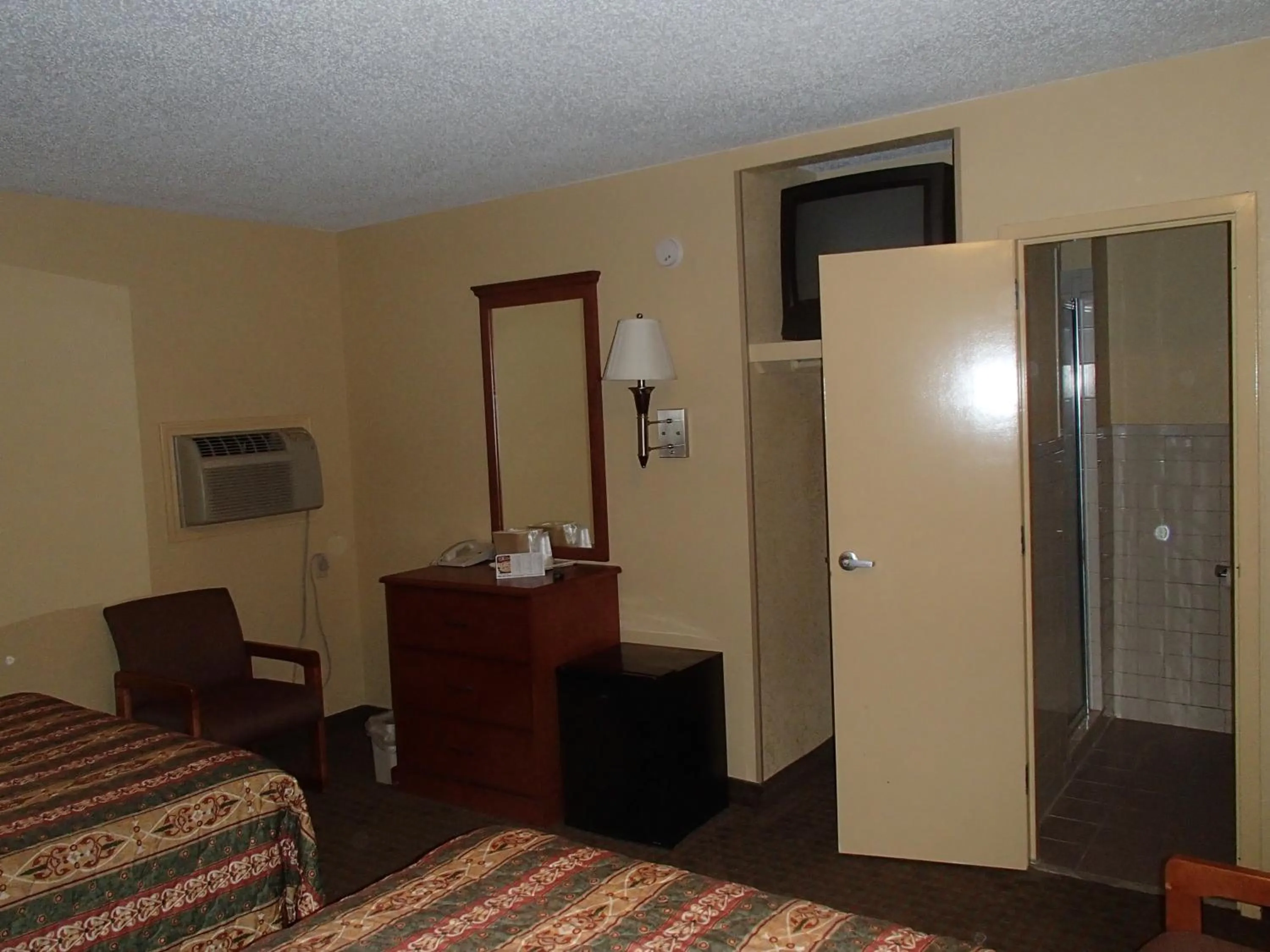 Photo of the whole room, Bed in Royal Inn Of New Orleans