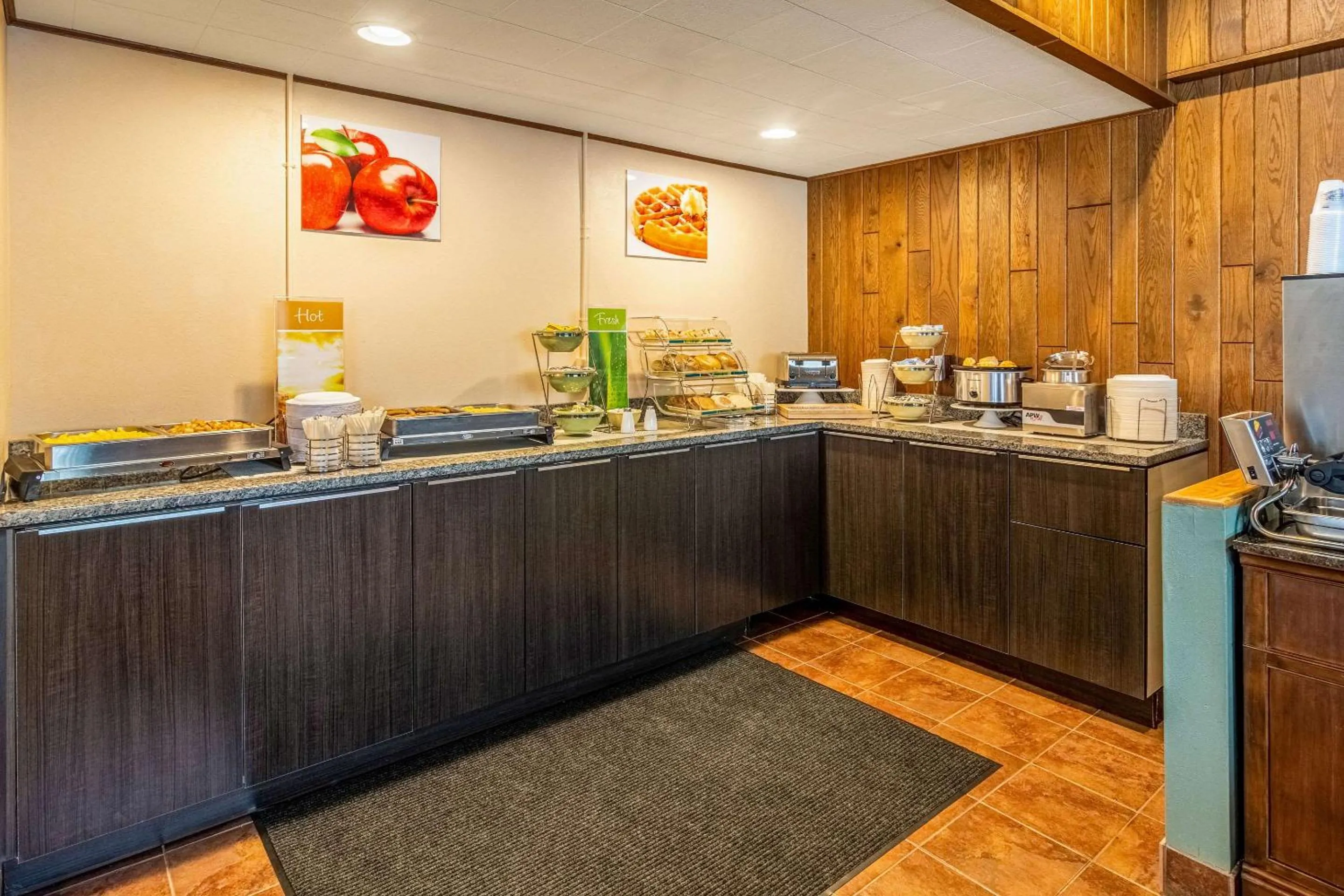 Restaurant/places to eat in Quality Inn & Suites