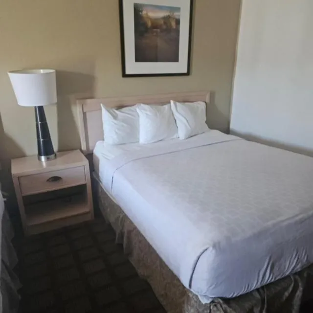 Bed in Americas Best Value Inn Wendover