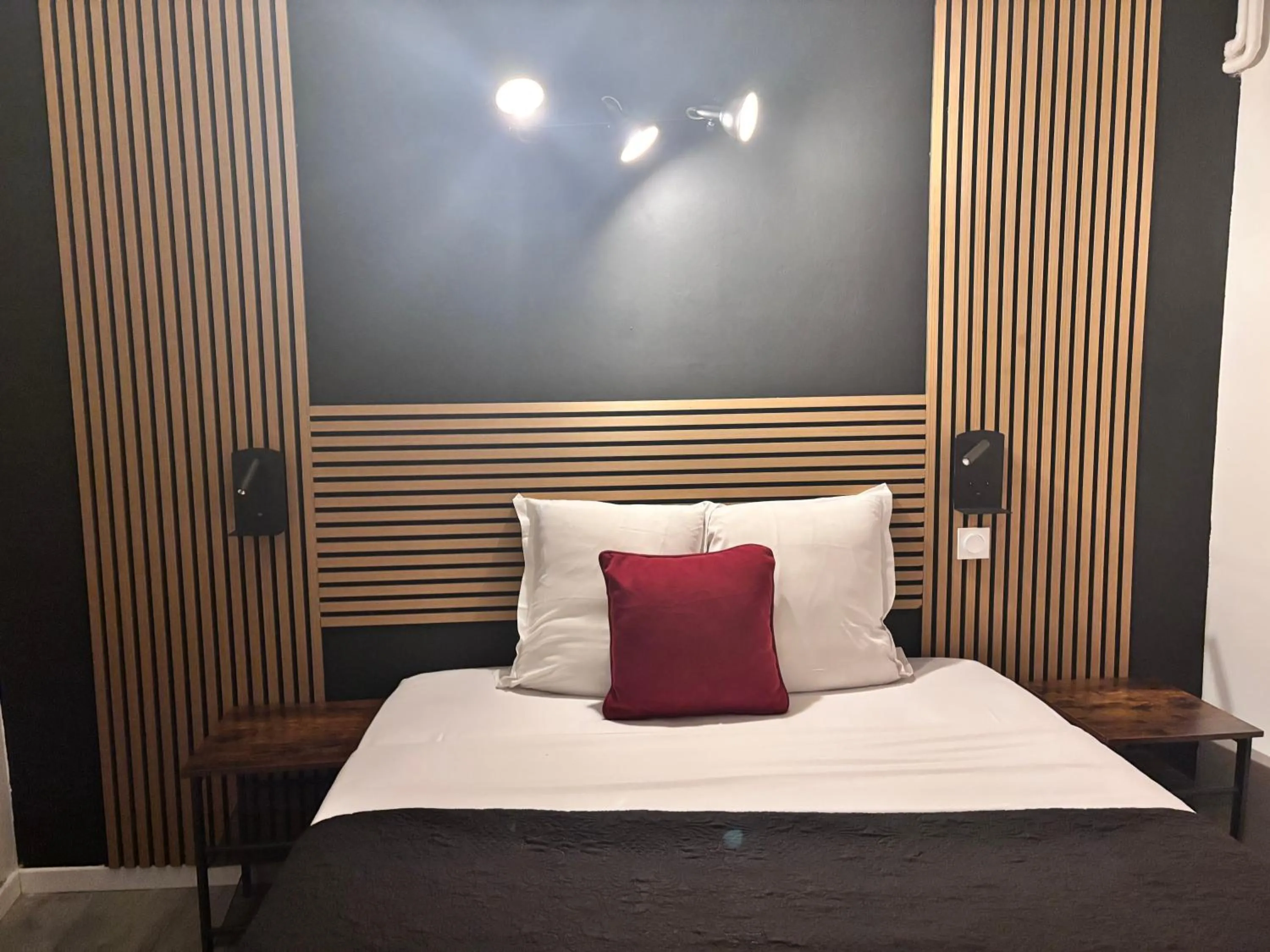 Bed in Hôtel Brasserie L'ESCALE, secteur Gare de Bergerac