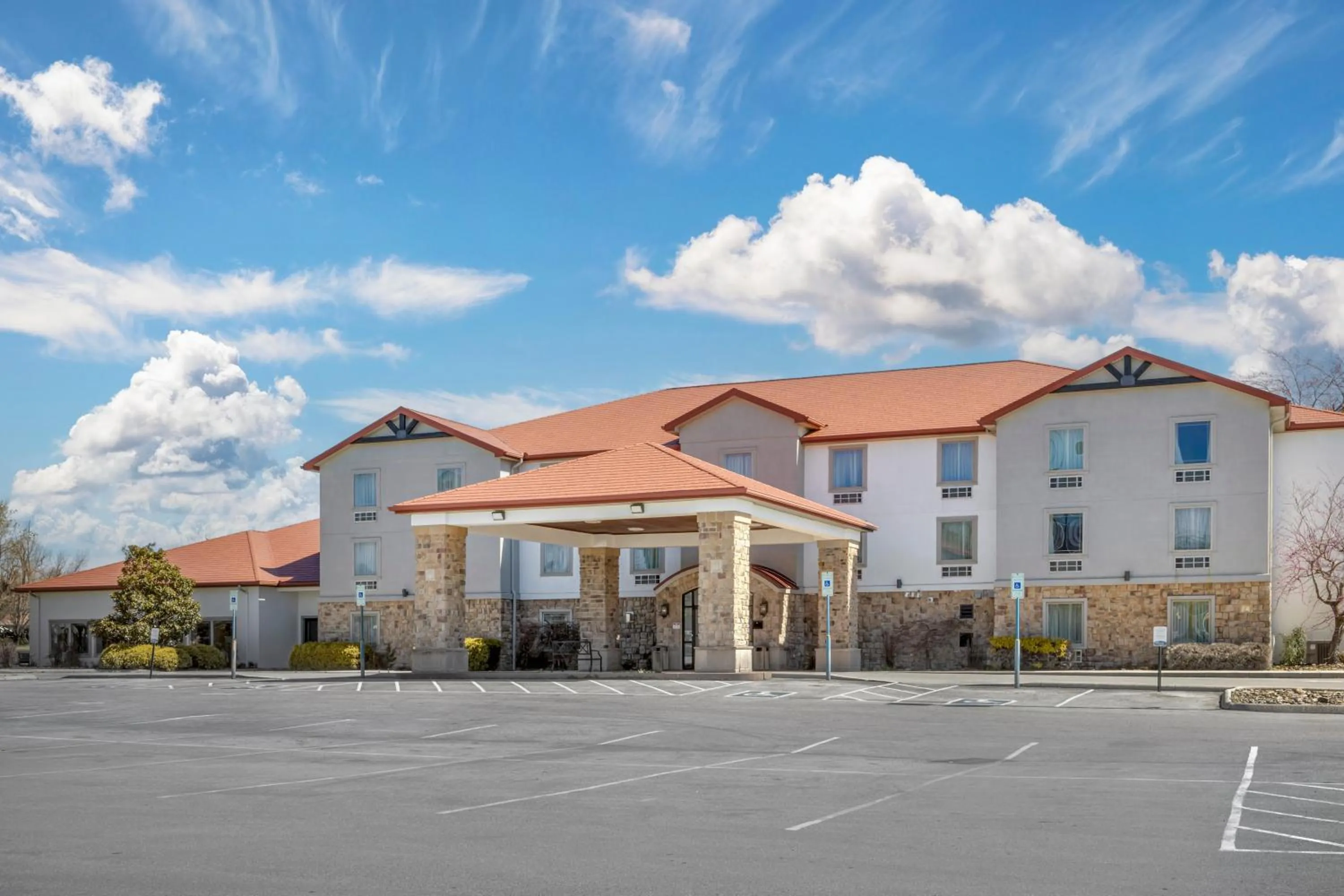 Property building in Quality Inn & Suites Monterey I-40