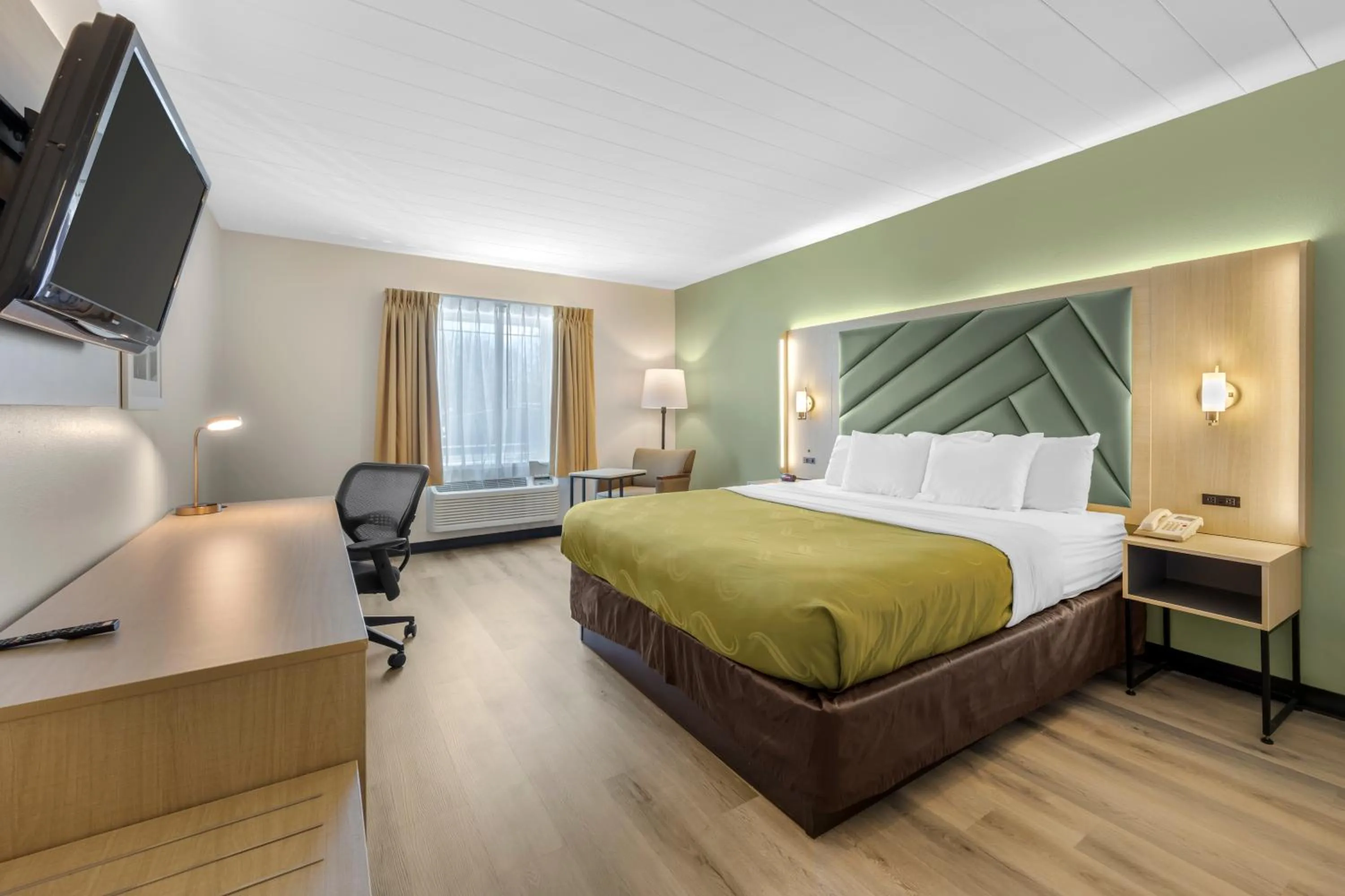 TV and multimedia, Bed in Quality Inn & Suites Monterey I-40