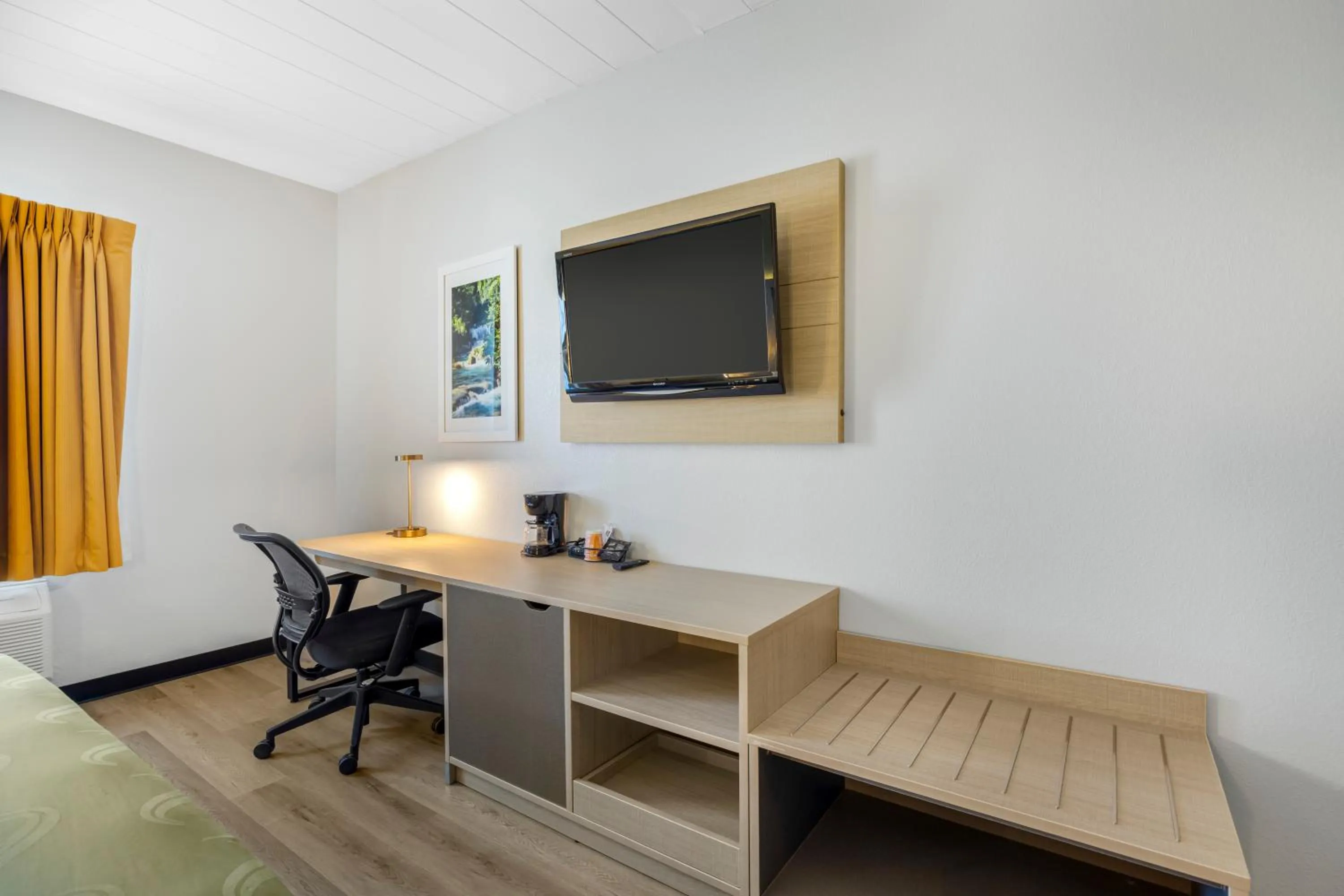 TV and multimedia in Quality Inn & Suites Monterey I-40